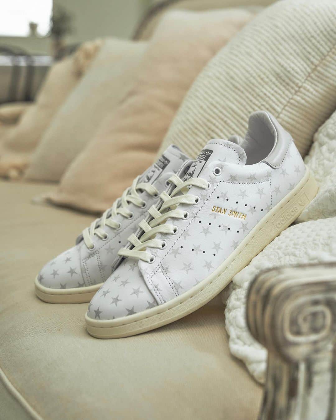 アトモスさんのインスタグラム写真 - (アトモスInstagram)「.  「adidas Originals × atmos GOLD STAR PACK」第3弾となる STAN SMITH LUX atmos が登場。  adidasを履いた数々の偉大なスターやプレーヤーからインスパイアを受けた“GOLD STAR PACK”。 今作は、adidas Originalsの代表作でもあるSTAN SMITHからPREMIUMラインのLUXシリーズを採用。 前作同様、無垢なホワイトのアッパーをベースにシルバーのスターを配置、サイドにはデボス加工に金の箔押しでSTAN SMITHと入りラグジュアリーな雰囲気を表現します。パンチングのスリーストライプスとアイコニックでクリーンなシルエットはそのままにしっとりとソフトなライニングで、精緻なクラフツマンシップとプレミアムなディテールが光る一足です。  本商品は2023年4⽉18⽇(火)よりatmosオンライン、atmos/atmos pink ZOZOTOWNにて先行発売。4⽉25⽇(火)よりA.T.A.D、atmos 各店（一部店舗除く）にて発売致します。  The third edition of the "adidas Originals x atmos GOLD STAR PACK" STAN SMITH LUX atmos is now available.  The "GOLD STAR PACK" is inspired by the many great stars and players who have worn adidas shoes. This time, the LUX series from the PREMIUM line of STAN SMITH, one of adidas Originals' flagship products, has been adopted. As in the previous work, a silver star is placed on a solid white upper base, and STAN SMITH is debossed and stamped in gold foil on the side, expressing a luxurious atmosphere. The perforated three stripes and iconic clean silhouette remain intact with a moist and soft lining, and the pair shines with exquisite craftsmanship and premium detailing.  This product will be available at atmos online and atmos/atmos pink ZOZOTOWN from April 18, 2023 and at A.T.A.D and atmos stores from April 25, 2023 (excluding some stores).  #atmos #adidas #stansmith #stansmithlux #goldstarpack」4月11日 17時00分 - atmos_japan
