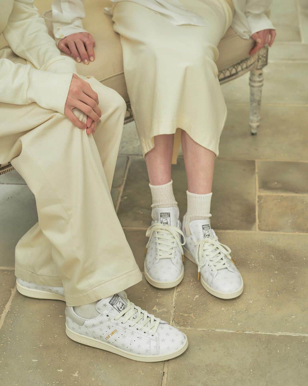 アトモスさんのインスタグラム写真 - (アトモスInstagram)「.  「adidas Originals × atmos GOLD STAR PACK」第3弾となる STAN SMITH LUX atmos が登場。  adidasを履いた数々の偉大なスターやプレーヤーからインスパイアを受けた“GOLD STAR PACK”。 今作は、adidas Originalsの代表作でもあるSTAN SMITHからPREMIUMラインのLUXシリーズを採用。 前作同様、無垢なホワイトのアッパーをベースにシルバーのスターを配置、サイドにはデボス加工に金の箔押しでSTAN SMITHと入りラグジュアリーな雰囲気を表現します。パンチングのスリーストライプスとアイコニックでクリーンなシルエットはそのままにしっとりとソフトなライニングで、精緻なクラフツマンシップとプレミアムなディテールが光る一足です。  本商品は2023年4⽉18⽇(火)よりatmosオンライン、atmos/atmos pink ZOZOTOWNにて先行発売。4⽉25⽇(火)よりA.T.A.D、atmos 各店（一部店舗除く）にて発売致します。  The third edition of the "adidas Originals x atmos GOLD STAR PACK" STAN SMITH LUX atmos is now available.  The "GOLD STAR PACK" is inspired by the many great stars and players who have worn adidas shoes. This time, the LUX series from the PREMIUM line of STAN SMITH, one of adidas Originals' flagship products, has been adopted. As in the previous work, a silver star is placed on a solid white upper base, and STAN SMITH is debossed and stamped in gold foil on the side, expressing a luxurious atmosphere. The perforated three stripes and iconic clean silhouette remain intact with a moist and soft lining, and the pair shines with exquisite craftsmanship and premium detailing.  This product will be available at atmos online and atmos/atmos pink ZOZOTOWN from April 18, 2023 and at A.T.A.D and atmos stores from April 25, 2023 (excluding some stores).  #atmos #adidas #stansmith #stansmithlux #goldstarpack」4月11日 17時00分 - atmos_japan