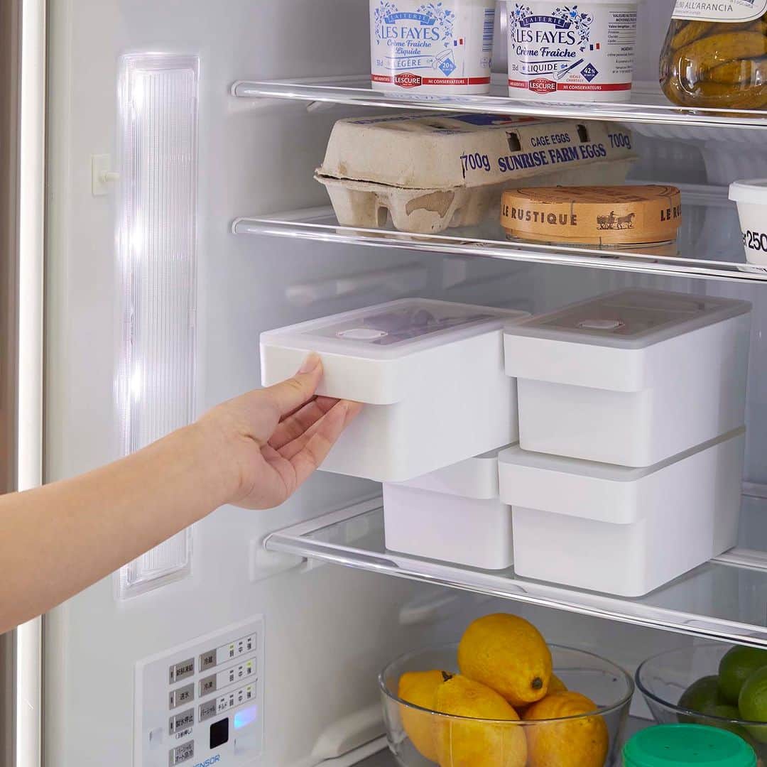 yamazaki_japanさんのインスタグラム写真 - (yamazaki_japanInstagram)「冷蔵庫内での食品保存の心強い味方！ 「ハンドル付き密閉フードコンテナシリーズ」 ３タイプのご紹介です。  家庭用食洗機OK・電子レンジOK・冷凍OKなフードコンテナが登場しました！ ハンドル付きで出し入れがしやすい、密閉バルブ付きの冷蔵庫内にピッタリ収まるコンテナです。  上から中身が見えるので、保存食品の把握ができます。パッキン付きなので汁漏れしにくいのも嬉しいポイント！ 同じタイプのコンテナ同士であればスタッキングも可能なので、場所を取らずスリムに収納ができます。 パーツはすべて分解して洗うことが可能です◎  ①「みそパックごと収納ハンドル付き密閉フードコンテナ タワー」 市販のみそをパックや袋ごと収納できるタイプです。 バルブをワンプッシュで簡単密閉できるので、みその風味を落とさずに保存できます。  ■SIZE　約W13.6XD15.1XH11cm ■容量　約500mL  ②「奥まで使えるハンドル付き密閉フードコンテナ タワー」 約1500mLの大容量なので作り置き保存に最適なタイプです。 冷蔵庫内を整理しやすい奥行ワイド・幅スリム設計なので、冷蔵庫の奥行きを無駄なく使い、スリムなので場所もとりません。  ■SIZE　約W10XD27.5XH8.4cm ■容量　約1500mL  ③「ハンドル付き密閉フードコンテナ タワー」 約900mLのコンパクトサイズ。高さがあるので汁気のあるものやおかずの残り物、業務用バターなどの保管にちょうどいい大きさのタイプです。  ■SIZE　約W10XD17.8XH8.4cm ■容量　約900mL  冷蔵庫収納がもっと快適になる「ハンドル付き密閉フードコンテナシリーズ」 ３タイプのご紹介でした！  --------------------------------- 山崎実業のコラムサイト「Simple Life Lab.」も運営中◎ 暮らしのアイデアや、漫画ヤマクマちゃんなど様々なコンテンツが掲載されています。 是非ご覧ください。 https://www.yamajitsu.co.jp/lab/ ---------------------------------  #home #tower #みそパックごと収納ハンドル付き密閉フードコンテナタワー #奥まで使えるハンドル付き密閉フードコンテナタワー #ハンドル付き密閉フードコンテナタワー #密閉フードコンテナ #フードコンテナ #作り置き #冷蔵庫収納 #冷蔵庫 #キッチン #インテリア #モノトーンインテリア #木目 #暮らし #丁寧な暮らし #シンプルライフ #おうち #収納 #シンプル #モダン #便利 #おしゃれ #雑貨 #yamazaki #山崎実業 #ヤマジツ」4月11日 17時01分 - yamazaki.home.channel