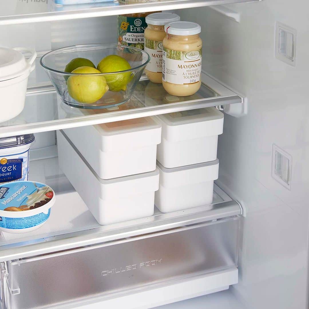 yamazaki_japanさんのインスタグラム写真 - (yamazaki_japanInstagram)「冷蔵庫内での食品保存の心強い味方！ 「ハンドル付き密閉フードコンテナシリーズ」 ３タイプのご紹介です。  家庭用食洗機OK・電子レンジOK・冷凍OKなフードコンテナが登場しました！ ハンドル付きで出し入れがしやすい、密閉バルブ付きの冷蔵庫内にピッタリ収まるコンテナです。  上から中身が見えるので、保存食品の把握ができます。パッキン付きなので汁漏れしにくいのも嬉しいポイント！ 同じタイプのコンテナ同士であればスタッキングも可能なので、場所を取らずスリムに収納ができます。 パーツはすべて分解して洗うことが可能です◎  ①「みそパックごと収納ハンドル付き密閉フードコンテナ タワー」 市販のみそをパックや袋ごと収納できるタイプです。 バルブをワンプッシュで簡単密閉できるので、みその風味を落とさずに保存できます。  ■SIZE　約W13.6XD15.1XH11cm ■容量　約500mL  ②「奥まで使えるハンドル付き密閉フードコンテナ タワー」 約1500mLの大容量なので作り置き保存に最適なタイプです。 冷蔵庫内を整理しやすい奥行ワイド・幅スリム設計なので、冷蔵庫の奥行きを無駄なく使い、スリムなので場所もとりません。  ■SIZE　約W10XD27.5XH8.4cm ■容量　約1500mL  ③「ハンドル付き密閉フードコンテナ タワー」 約900mLのコンパクトサイズ。高さがあるので汁気のあるものやおかずの残り物、業務用バターなどの保管にちょうどいい大きさのタイプです。  ■SIZE　約W10XD17.8XH8.4cm ■容量　約900mL  冷蔵庫収納がもっと快適になる「ハンドル付き密閉フードコンテナシリーズ」 ３タイプのご紹介でした！  --------------------------------- 山崎実業のコラムサイト「Simple Life Lab.」も運営中◎ 暮らしのアイデアや、漫画ヤマクマちゃんなど様々なコンテンツが掲載されています。 是非ご覧ください。 https://www.yamajitsu.co.jp/lab/ ---------------------------------  #home #tower #みそパックごと収納ハンドル付き密閉フードコンテナタワー #奥まで使えるハンドル付き密閉フードコンテナタワー #ハンドル付き密閉フードコンテナタワー #密閉フードコンテナ #フードコンテナ #作り置き #冷蔵庫収納 #冷蔵庫 #キッチン #インテリア #モノトーンインテリア #木目 #暮らし #丁寧な暮らし #シンプルライフ #おうち #収納 #シンプル #モダン #便利 #おしゃれ #雑貨 #yamazaki #山崎実業 #ヤマジツ」4月11日 17時01分 - yamazaki.home.channel