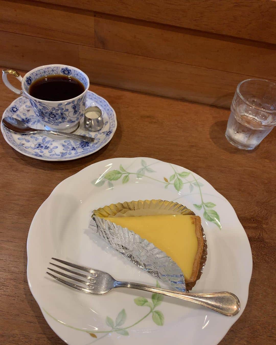 出井隼之介（ヤーレンズ）さんのインスタグラム写真 - (出井隼之介（ヤーレンズ）Instagram)「＂笠井珈琲店＂(#静岡)  M-1ツアー中に散歩がてら。ケーキもコーヒーも美味しい喫茶店。マスターがでっかいネルでドリップしてた。あのでっかいネル見るの好きなんだよなぁ…うわ！でっかいネルだ！って思うからね…！  #コーヒー #珈琲 #コーヒースタンド #コーヒー大好き #カフェ #カフェ巡り #カフェ部 #カフェ散歩 #喫茶店 #喫茶部 #cafe #cafetime #cafestagram #cafeculture #cafelife #coffee #coffeetime #coffeeshop #coffeebreak #coffeelove #coffeelovers #coffeeculture #coffeelife #coffeeholic #coffeeshopvibes」4月11日 17時01分 - dei_junnosuke