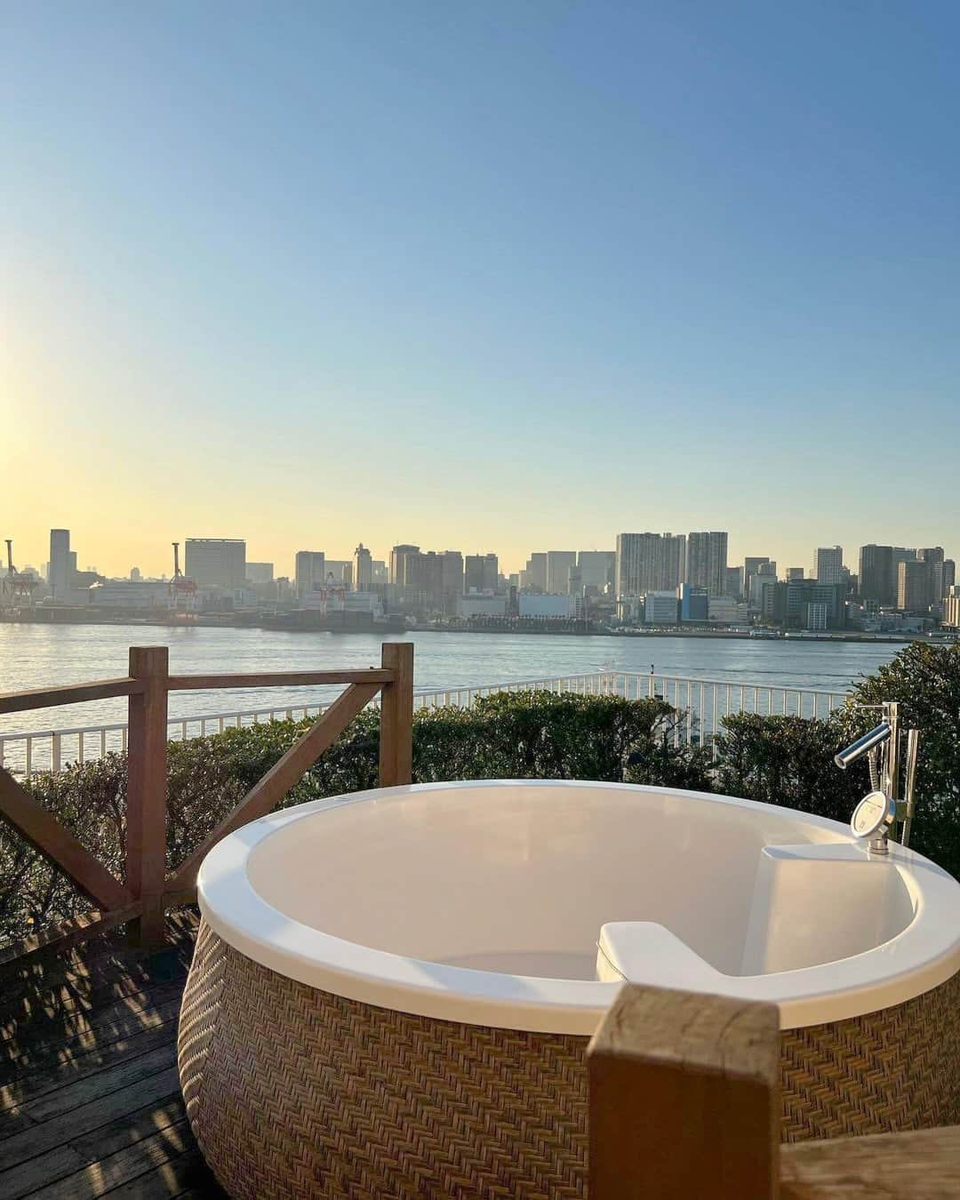 Hilton Tokyo Odaiba ヒルトン東京お台場のインスタグラム：「もうすぐゴールデンウィーク。皆さまご予定はお決まりですか？  ヒルトン東京お台場では、リゾート気分が味わえるジェットバス付きのスイートルームをご用意しております。 家族や女子会など、思い出に残る特別なひとときをお過ごしください🥂✨  ▷ご予約は、@hilton_tokyo_odaiba のプロフィールリンクよりご確認ください。  Spring into Golden Week with a luxurious getaway at Hilton Tokyo Odaiba. Soak in our jet-bath suites, perfect for families or a girls' trip. Create unforgettable memories and indulge in pure luxury. Book now! 🥂✨  📸：@exsult1215  #ヒルトン東京お台場 #hiltontokyoodaiba」