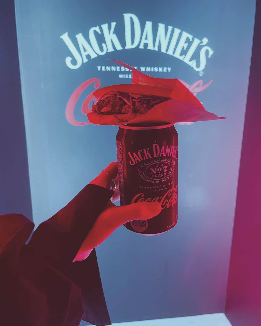 菊池遥香さんのインスタグラム写真 - (菊池遥香Instagram)「. 📍ジャックコーク バー/渋谷  レセプションに行ってきたよ💫  2023年4月10日（月）から全国発売されている コカ･コーラを使った初のアルコール製品「ジャックダニエル&コカ･コーラ」  ☑130年以上愛されてきた2大ブランドだからこその、唯一無二の“本格的な味わい” ☑「コカ･コーラ」の爽やかな味わいと「ジャックダニエル」のテネシーウイスキーの豊かな風味が絶妙なバランスで楽しめる  そんな、ジャックダニエル&コカ･コーラが味わえるイベントが期間限定で開催🖤♥️  ☑実施期間 4/11（火）～4/16（日）の6日間 ☑場所 ZeroBase渋谷（109前のビックカメラ横）  是非行ってみてねん🥤🌟  . #ジャックコーク #Jackandcoke #PR #お酒は20歳になってから #カンペキな味わい #zerobase #渋谷 #bar」4月11日 16時54分 - kurara_ruka