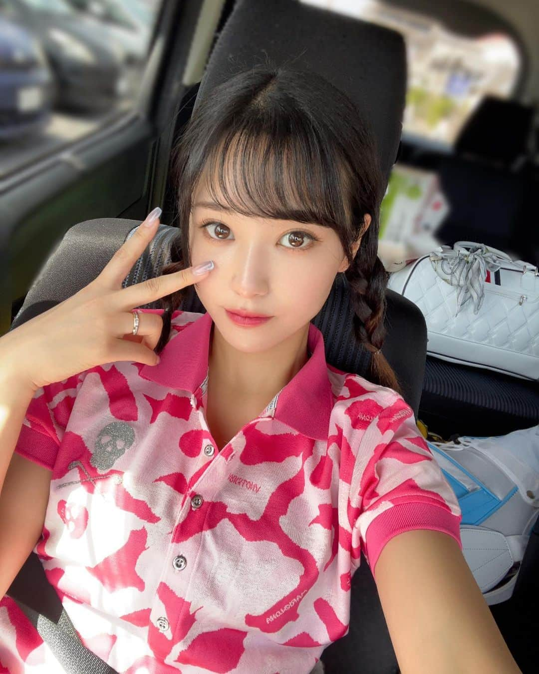 西原愛夏のインスタグラム：「ハーフコース行ってきたよん✌️⛳️ さくっと🏌️‍♀️行きたい時、ハーフいいですね( . ̫ . )⸝⸝⸝♡   でも風強すぎました🤣 スコアも62打…💦パター下手すぎて泣ける😭  ✱🚗停車中の時の写真📸  #Callaway #markandlona #マークアンドロナ #ゴルフ場 #ゴルフ女子 #ハーフコース #ゴルフウェア #ゴルフコーデ  ✧*̣̩⋆̩ｰｰｰｰｰｰｰｰｰｰｰｰｰｰｰｰｰｰｰｰｰｰｰｰｰｰｰｰｰｰｰｰｰｰｰｰｰｰｰｰｰ✧*̣̩⋆̩☽  ✩YouTube  毎週（火）(金) ぐらごる更新中⛳️ ★AbemaTV ミッドナイト競輪 出演中  🥀アパレルブランド M collection R @m.collection2020  🐕 エルとラテの日常 @eru_to_latte  ♥ オフィシャルファンクラブ 月額750円 💕LINEスタンプ『歯科衛生士アイドル西原愛夏』発売中 📸YouTube ｢まなかちゃんねる｣  🕊Twitter＆TikTokやってます✨  ✧*̣̩⋆̩☽⋆ｰｰｰｰｰｰｰｰｰｰｰｰｰｰｰｰｰｰｰｰｰｰｰｰｰｰｰｰｰｰｰｰｰｰｰｰ✧*̣̩⋆̩☽⋆゜  #西原愛夏#歯科衛生士#現役歯科衛生士 #にしはらまなか  #歯科 #白衣  #japanesegirl#dentalhygienist #탤런트#아이돌 #치과위생사 #치과 #日本女星#天赋#偶像#アパレルブランド#アパレルオーナー#McollectionR#プロデュースブランド」