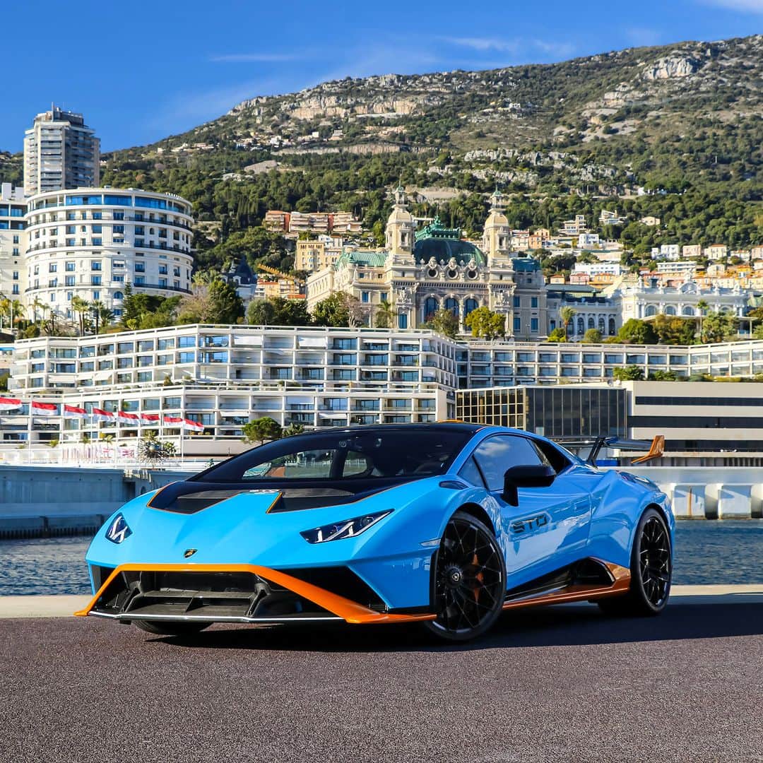 ランボルギーニのインスタグラム：「Motorsport feeling on vacation. Huracán STO and its lightweight approach offer taste of pure performance wherever you go.  #Lamborghini #HuracanSTO #BasedOnATrueStory __ Huracán STO: fuel consumption combined 13.9 l/100km; CO2-emissions combined 331 g/km (WLTP EU27)」