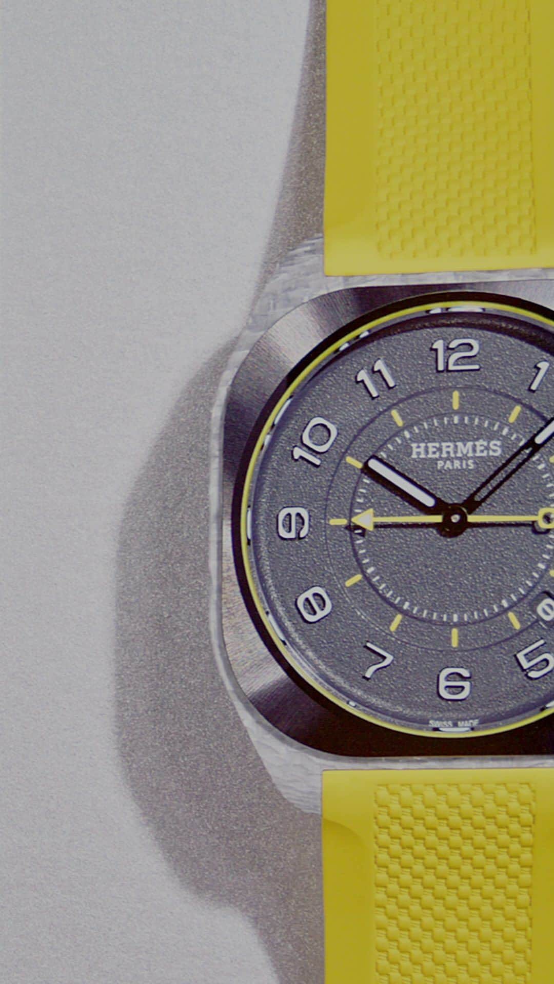 のインスタグラム：「The finesse of time. The Hermès H08 emphasizes balance and contrast, playing with shapes and materials. Its multiple facets have been enriched with luminous shades of yellow, green, blue, and orange.   #UrbanAllure #WatchesAndWonders2023 #HermesH08 #HermesTime #Hermes」