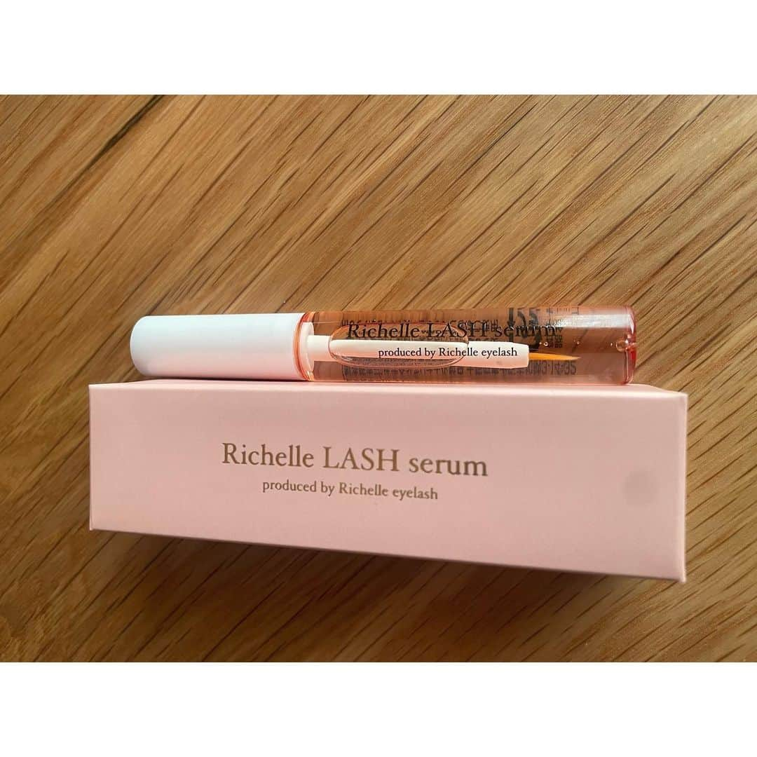 甲斐はるかさんのインスタグラム写真 - (甲斐はるかInstagram)「@richellelashserum Richelle LASH serum リシェルラッシュセラム👀✨  月間４００名のお客様を施術する アイリストさんが本気で作った まつげ美容液✨  パッケージも可愛くて 細い筆で塗りやすい🙆‍♀️  2週間後〜効果が楽しみ☺️ コツコツまつ育がんばります👀✨  PR @richellelashserum #richellelashserum #リシェルラッシュセラム #まつ毛美容液 #国産まつ毛美容液 #マツエクサロン監修 #コスパ抜群 #大容量 #RichelleLASHserum」4月11日 17時10分 - kaihalppp