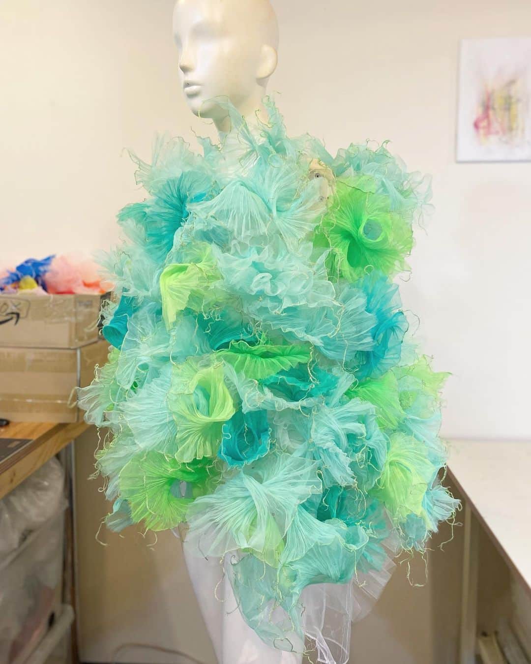 ARAKI SHIROさんのインスタグラム写真 - (ARAKI SHIROInstagram)「-details of creature costume(green ver.🐛🦎🦜)- 160 each parts would be combined into one body.They are inspired by deep sea creatures× small insects on the earth. Based on the organic chain of each parts,I did develop them into mannequin scale little by little. . . . #ARAKISHIRO #emergingdesigner  #upnextdesigner #thevanillaissue  #alwaysupportalent」4月11日 17時04分 - arakishiro