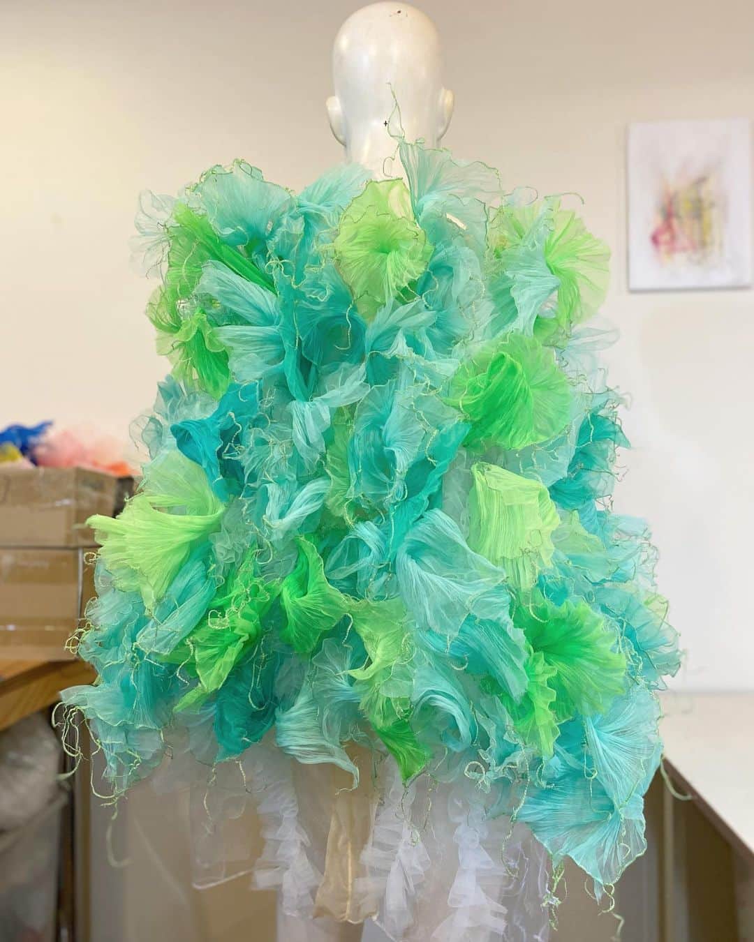 ARAKI SHIROのインスタグラム：「-details of creature costume(green ver.🐛🦎🦜)- 160 each parts would be combined into one body.They are inspired by deep sea creatures× small insects on the earth. Based on the organic chain of each parts,I did develop them into mannequin scale little by little. . . . #ARAKISHIRO #emergingdesigner  #upnextdesigner #thevanillaissue  #alwaysupportalent」