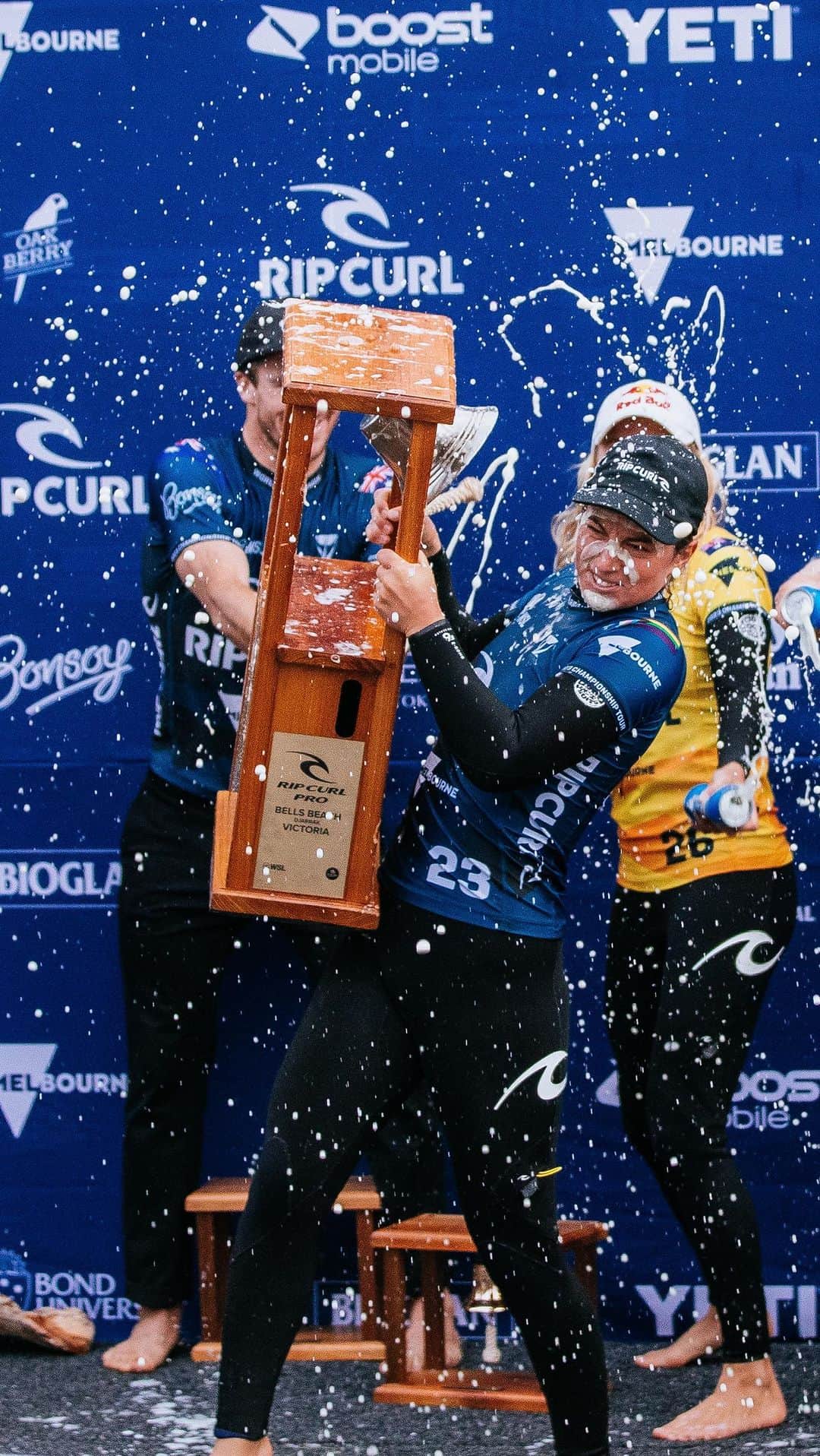 Rip Curl Australiaのインスタグラム：「For the 60th time at the Rip Curl Pro Bells Beach, we ring our champions into history! 🔔   Congratulations @tylerwright & @ethan_ewing!   —  #RipCurl #TylerWright #RipCurlProBellsBeach #BellsBeach #Champions #EthanEwing #WSL #ChampionshipTour #Surfing」