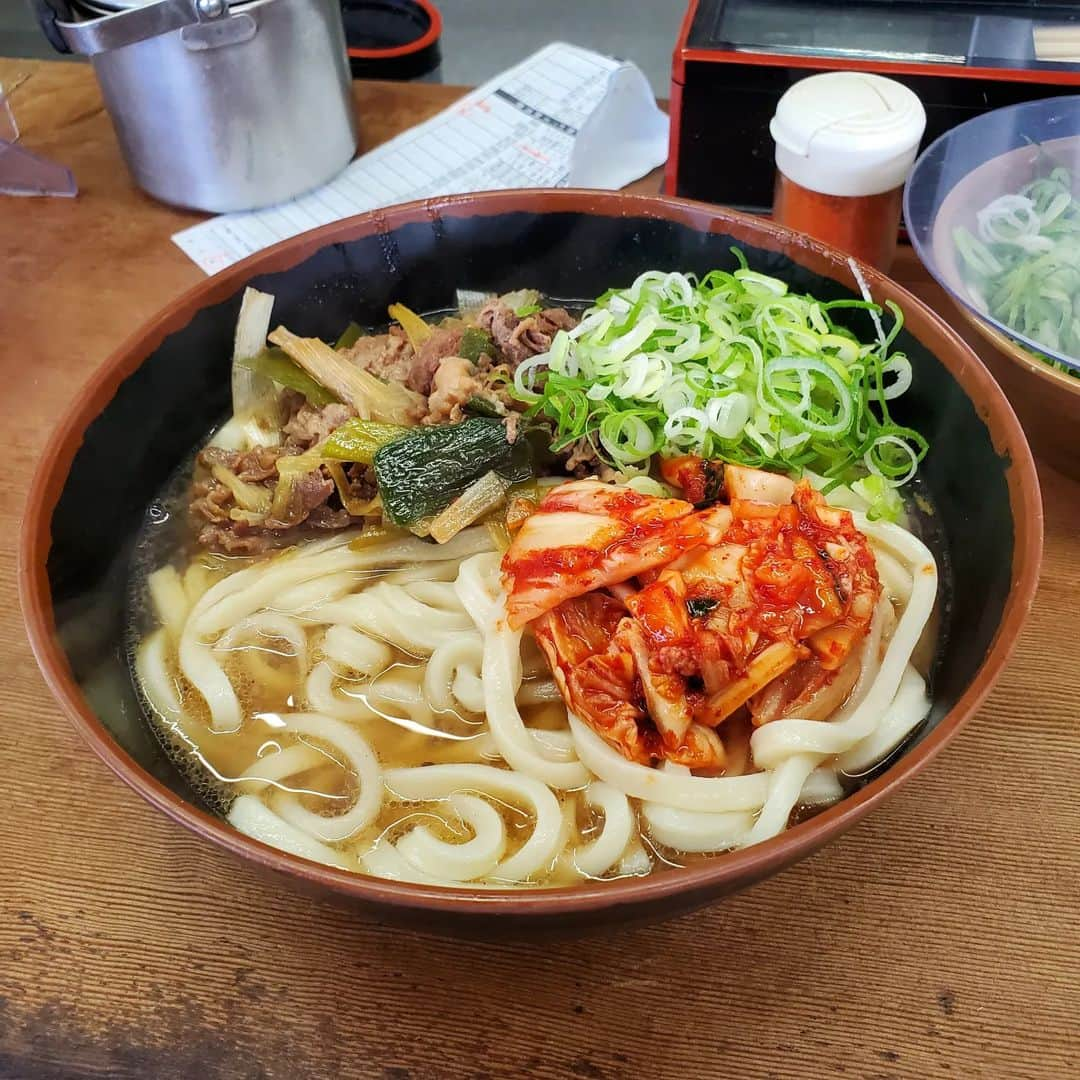 田畑竜介のインスタグラム：「肉キムチうどん大盛り硬麺  #福岡市 #ふくおかグルメ  #福岡市グルメ #牧のうどん  #うどん #肉うどん #肉キムチうどん」