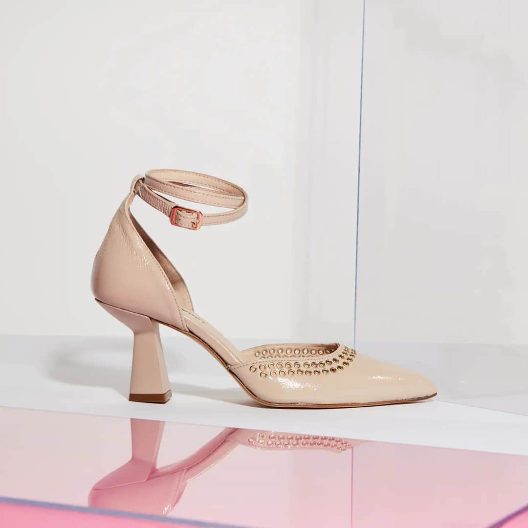 のインスタグラム：「Statement details: the cream pumps with mini metal eyelets! #janetandjanet #pumps」