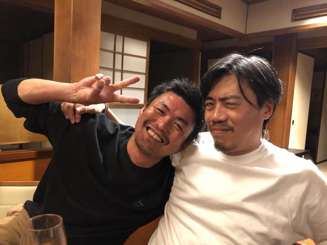 石塚啓次のインスタグラム：「テッペイのサンパウロへのお別れ会！アルゼンチン、アメリカ、中国、、、住んでたテッペイとアメリカ、イギリス、ニュージーランド、、、住んでたヨシ！ 性格から育ってきた環境から仕事から何から何まで全て合わなくて飲めば大喧嘩する犬猿以上の2人！でもサッカー仲間！ サッカーってエエね！  FC LOS VIEJOS   @teppeiohashi  @yoshisislay  #石塚啓次 #YouTube #宵宵祇園  #yoiyoigion  #ブエナビスタデポルテ #buenavistadeporte #バルセロナ」