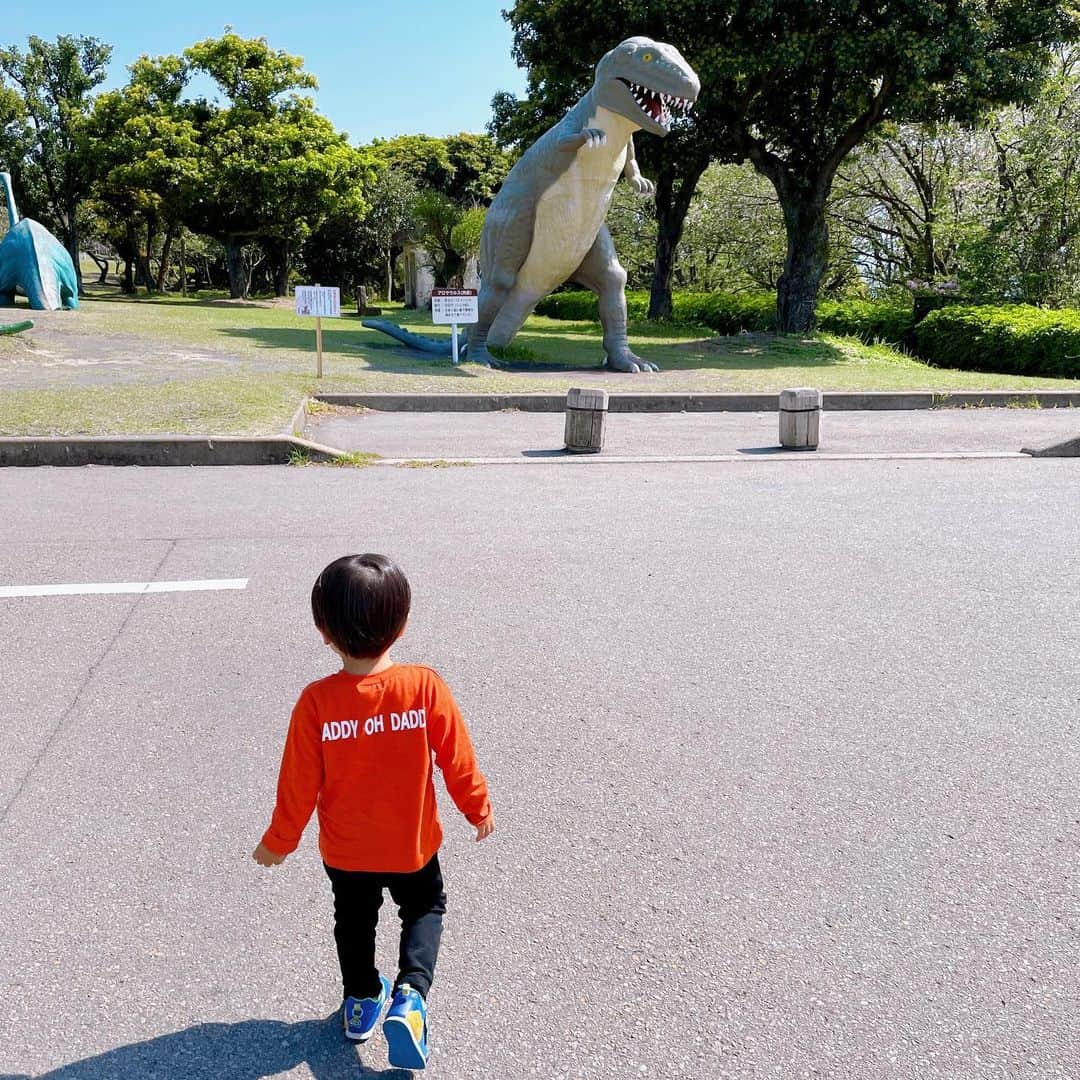 岩崎弘志さんのインスタグラム写真 - (岩崎弘志Instagram)「. 思い立って桜島自然恐竜公園へ🦖✨  3歳息子は興奮と緊張が入り混じったように遊んで ました🦕  最終的には楽しくて、帰りたくなくて、泣いちゃう パターン😆💦それくらい楽しんでくれてよかった☺️  にしても、かなり子供の日焼けと汗が気になる シーズンに突入ですね☀️‼︎  しっかり気をつけながら、思い出を作りましょう🚙🎶  この日息子が一番爆笑したシーンは、奥の超ロング スライダーでパパが発した「あかん😩ケツ痛い‼︎ ケツ痛いて‼︎」でした🤪  子供ってお尻が好きですよね🍑✨  #どんどん鹿児島 #おでかけカゴシマ #シェアカゴ #鹿児島ドライブ #鹿児島観光 #鹿児島観光スポット #鹿児島旅行 #公園巡り #公園フォト #公園遊び #鹿児島市 #鹿児島市内 #桜島 #桜島観光 #kagoshima #kagoshimacity #子供とお出かけ #子供とお出かけ部 #子供と遊ぶ #3歳男の子 #３歳男の子 #親子でおでかけ #家族でおでかけ #MBCラジオ #MBCテレビ #tege2 #tegeh #アナウンサー #ラジオパーソナリティ #岩﨑弘志」4月11日 17時12分 - iwasakikoji0326