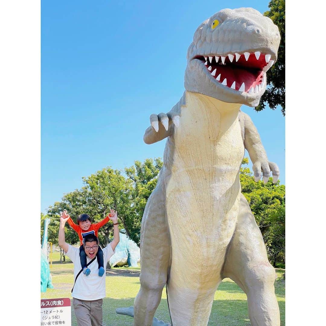 岩崎弘志のインスタグラム：「. 思い立って桜島自然恐竜公園へ🦖✨  3歳息子は興奮と緊張が入り混じったように遊んで ました🦕  最終的には楽しくて、帰りたくなくて、泣いちゃう パターン😆💦それくらい楽しんでくれてよかった☺️  にしても、かなり子供の日焼けと汗が気になる シーズンに突入ですね☀️‼︎  しっかり気をつけながら、思い出を作りましょう🚙🎶  この日息子が一番爆笑したシーンは、奥の超ロング スライダーでパパが発した「あかん😩ケツ痛い‼︎ ケツ痛いて‼︎」でした🤪  子供ってお尻が好きですよね🍑✨  #どんどん鹿児島 #おでかけカゴシマ #シェアカゴ #鹿児島ドライブ #鹿児島観光 #鹿児島観光スポット #鹿児島旅行 #公園巡り #公園フォト #公園遊び #鹿児島市 #鹿児島市内 #桜島 #桜島観光 #kagoshima #kagoshimacity #子供とお出かけ #子供とお出かけ部 #子供と遊ぶ #3歳男の子 #３歳男の子 #親子でおでかけ #家族でおでかけ #MBCラジオ #MBCテレビ #tege2 #tegeh #アナウンサー #ラジオパーソナリティ #岩﨑弘志」