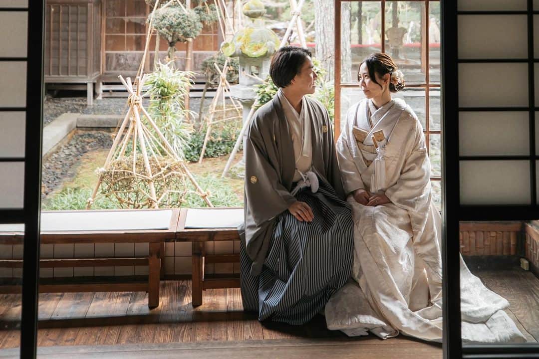 ラヴィ•ファクトリーさんのインスタグラム写真 - (ラヴィ•ファクトリーInstagram)「. 【写真で叶える結婚式】 . 日本の伝統美溢れる場所で、和装の前撮りを* どこか照れているような表情を浮かべるおふたりも 時間が経つにつれて自然な表情に☺️ . —————— ラヴィファクトリー: @niigata_laviephotography Photographer: @usk_photography AREA:JAPAN,NIIGATA —————— @laviefactoryをフォローして #laviefactory #ラヴィファクトリー のハッシュタグをつけて お写真を投稿してみてくださいね✳︎ . こちらの公式IG（@laviefactory） で取り上げさせていただきます✨ . 思わず笑顔になれるハートのある 「家族写真」はラヴィクルール* >>>@laviecouleur_official . #wedding #weddingphotography #photo  #ハートのある写真 #instawedding #結婚写真 #ウェディング #ウェディングフォト #撮影指示書 #ロケーションフォト #前撮り#写真好きな人と繋がりたい #フォトウェディング #卒花 #後撮り #ウェディングニュース #前撮り小物 #前撮りフォト #前撮りアイテム #ウェディング撮影 #撮影構図 #前撮りアイディア #撮影指示書 #花嫁コーディネート #和装 #和婚 #白無垢 #北方文化博物館」4月11日 17時14分 - laviefactory