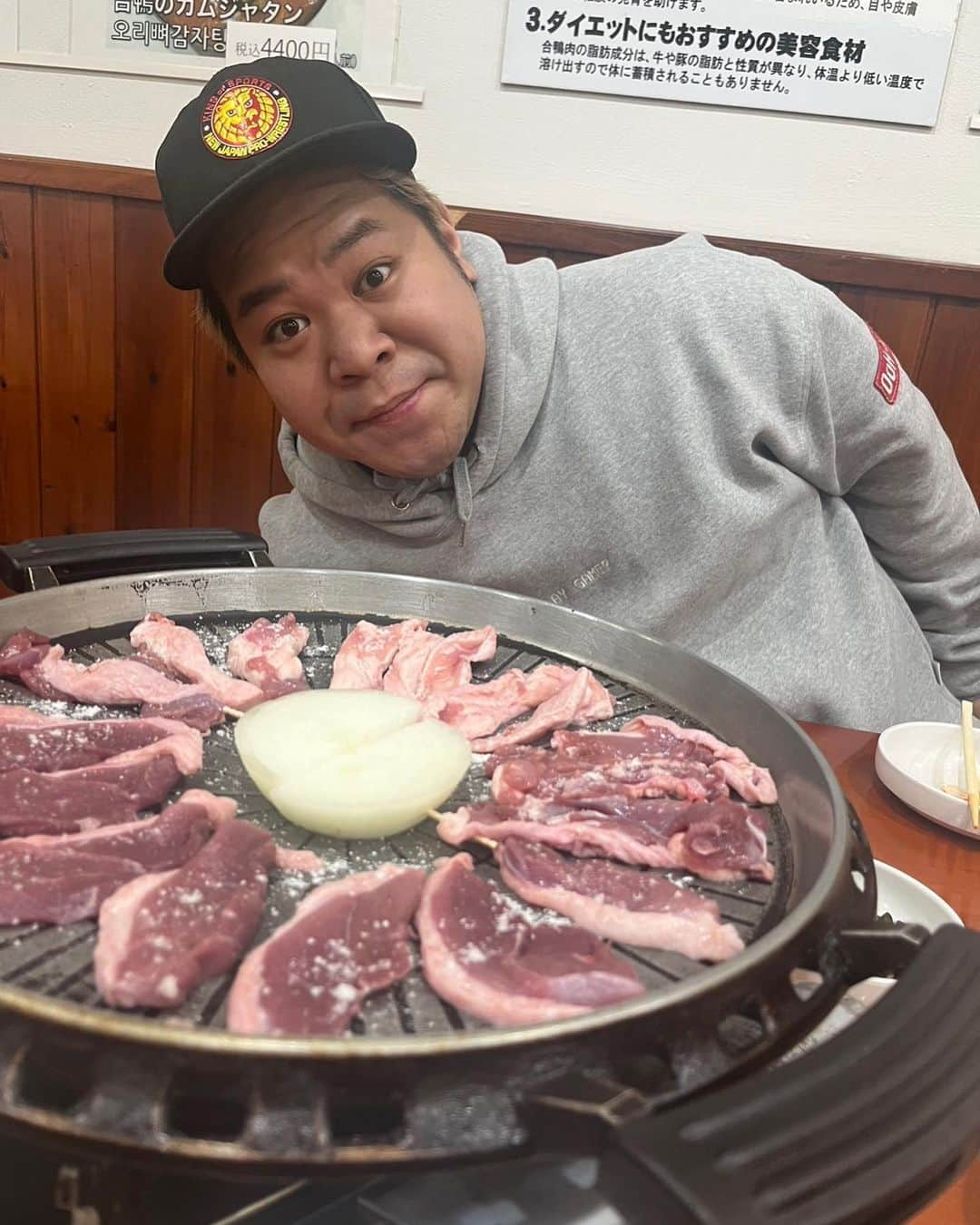 こーすけのインスタグラム：「鴨🦆のサムギョプサル食べたよ！ 美味しいヘルシー最高！  全部おんなじ顔してる。🤓」