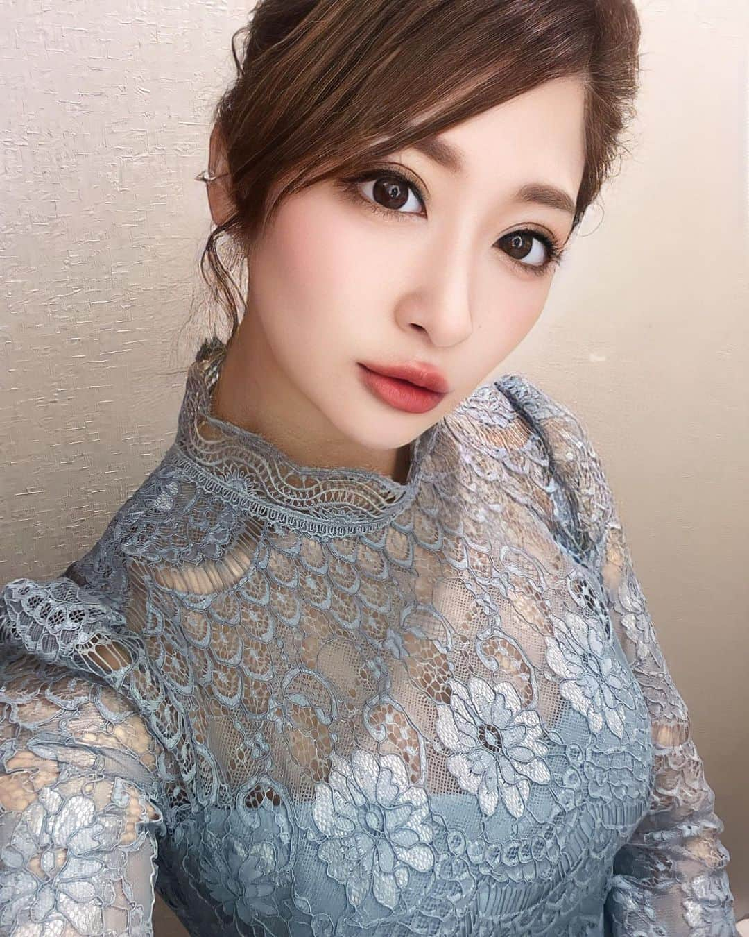 美波あいかのインスタグラム：「いつもと雰囲気違うドレス選んでみた☺️ 清楚系に見えるかな🙏♥️♥️ 今日はトレーニング1時間半くらいやって 死にそうなので一旦仮眠します💁‍♀️ また夜に♥️  #バルセロナグループ #Fillia #フィリア #札幌 #さっぽろ #すすきの #ススキノ #キャバクラ #キャバ嬢 #キャバクラ嬢 #ニュークラブ #ニュークラ #ニュークラ嬢 #キャバ #ホステス #ラウンジ #すすきのキャバクラ #すすきのキャバ嬢 #すすきのグルメ #札幌観光 #美人 #美女 #可愛い #可愛い女の子 #かわいい女の子 #銀座 #北新地 #錦 #中州 #六本木」