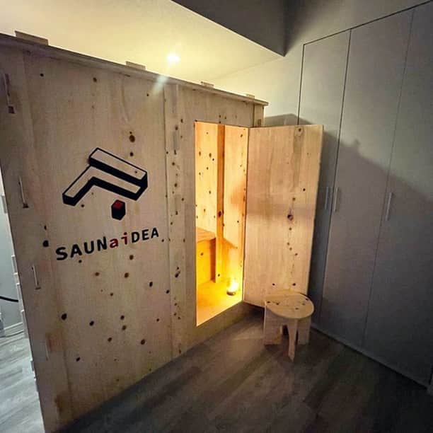 SUUMO公式アカウントのインスタグラム：「【サウナ―の夢！自宅マンションにサウナ導入】 神奈川県で暮らす中村さんは、憧れのプライベートサウナを自宅マンションに完成させました🏚 入りたいなと思ったら、すぐに入れる。しかも自分の好きな温度＆湿度で……💓 サウナのある暮らしは「最高！」で、当初はサウナ設置に後ろ向きだったご家族も、今ではすっかりハマっているのだそうです☺  記事ではサウナ導入を思い立ち、どのように進めていったのか、中村さんの「サウナリノベ」計画も紹介しています。  取材協力・写真提供／1-3枚目中村さん　4・5枚目 @saunaidea.tokyo   🏘SUUMOジャーナルより https://suumo.jp/journal/2023/03/24/194257/  🏘プロフィールはこちらから♪ @suumo_official  #サウナ #サウナー #サウナ好きな人 #サウナ好き #サウナ大好き #サウナ小屋 #サウナストーブ #自宅サウナ #プライベートサウナ #SUUMO #SUUMOジャーナル」
