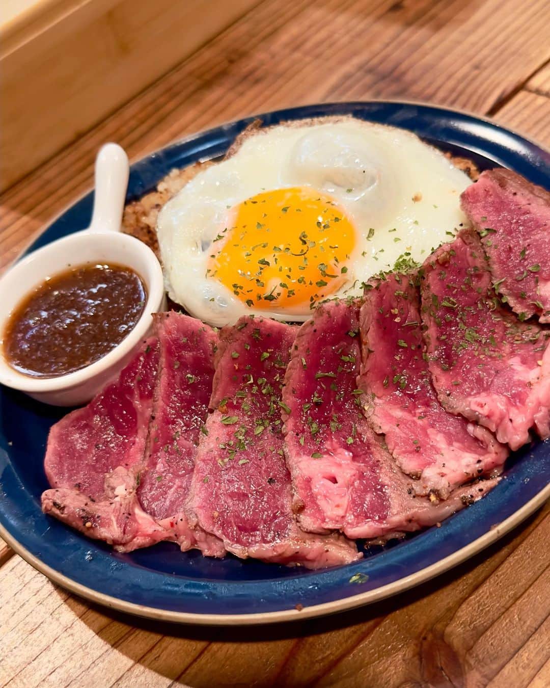 のインスタグラム：「昼はグルメバーガー専門店。 夜はガーリックライスが看板の酒場。 二毛作店舗として、池袋西口で大盛況の「サカタビ」へ。  写真は"ステーキガーリックライス"。 グルメバーガーのビーフパティと同じお肉のステーキがそのまま乗った、贅沢なガーリックライス。 コレを注文すると、店内が一気にニンニク臭が漂い、食欲が増してしまう。  海外クラフトビールも飲めるし、高級ウイスキーのハイボールが激安で飲める。  池袋西口でオススメのお店だ。  #サカタビ #ワールドバーガー  #ステーキ #ガーリックライス #酒場 #バー #東京グルメ #池袋グルメ  #youtube  #わっきーtv」