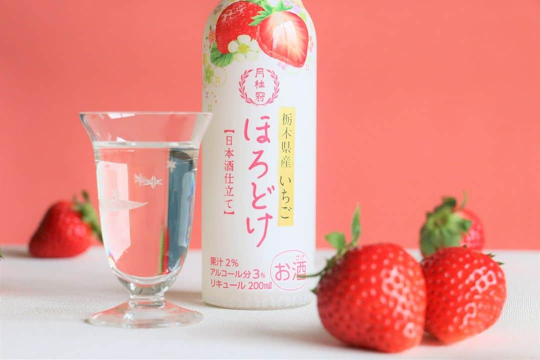 月桂冠のインスタグラム：「日本酒ベースの和風リキュール「ほろどけ」シリーズ🍑🍎  この春に「いちご」が新ラインナップに加わり、好評発売中です🍓  栃木県産のいちご果汁を使用 華やかな香りと甘酸っぱいジューシーさが特徴です✨  アルコール分が3%と低く炭酸が入っていないので、 気軽にライトな気分で楽しめますよ💡  食事中に、リラックスタイムに、様々なシーンでお楽しみくださいね～  #日本酒ベース #リキュール #ほろどけ #おうち飲み #宅飲み #月桂冠 #低アルコール」