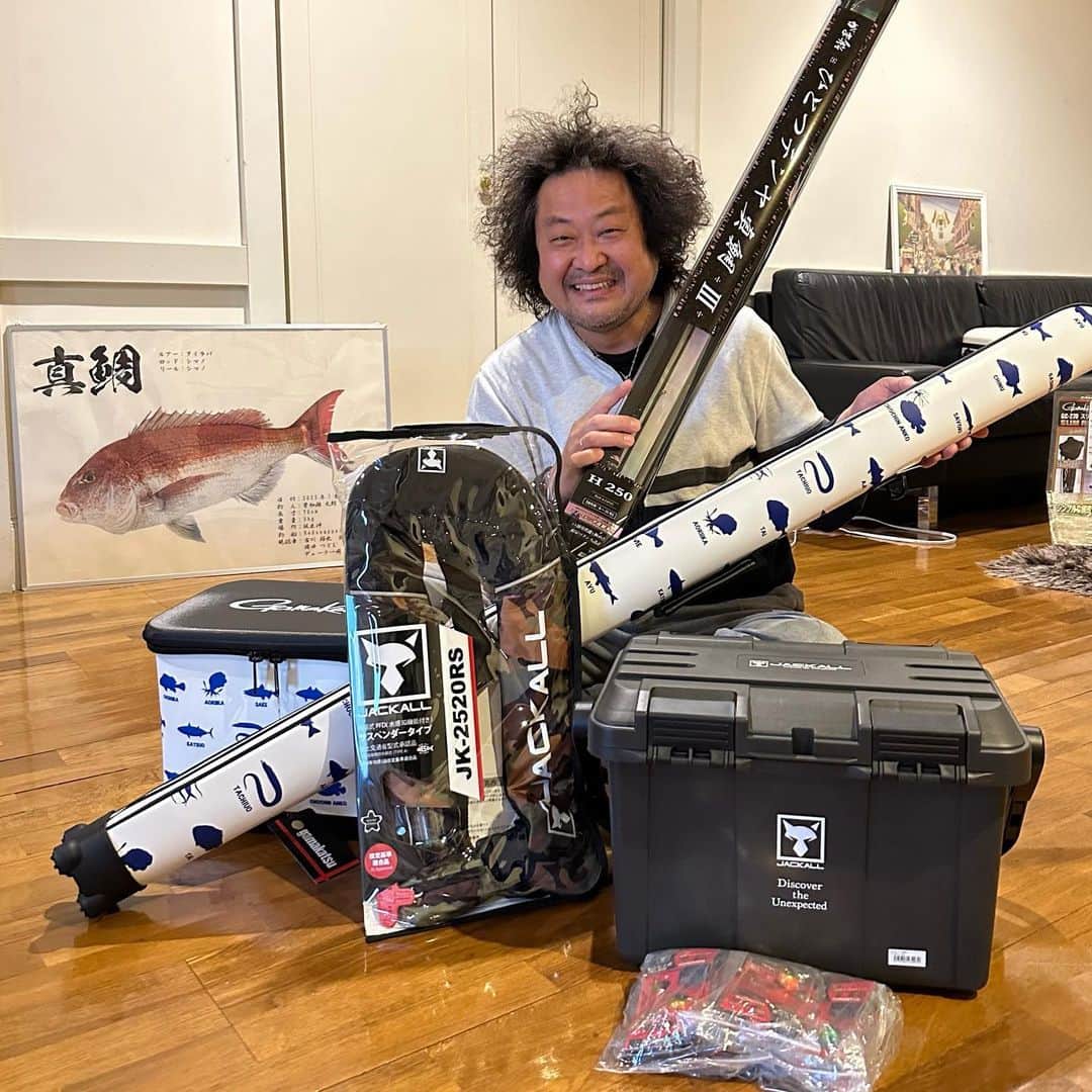葉加瀬太郎さんのインスタグラム写真 - (葉加瀬太郎Instagram)「ロイヤルアングラー賞の副賞として頂きました〜🎣 沢山の釣具に囲まれて超上機嫌😆 ありがとうございました！  後ろの魚拓は今年1月の初釣りでゲットした 人生初の70センチの真鯛です〜  今年の目標は真鯛１００枚。 ４月１１日現時点で４１枚。 ガンバルンバ💪  #葉加瀬太郎 #マダイ #ロイヤルアングラー賞」4月11日 17時30分 - tarohakase_hats