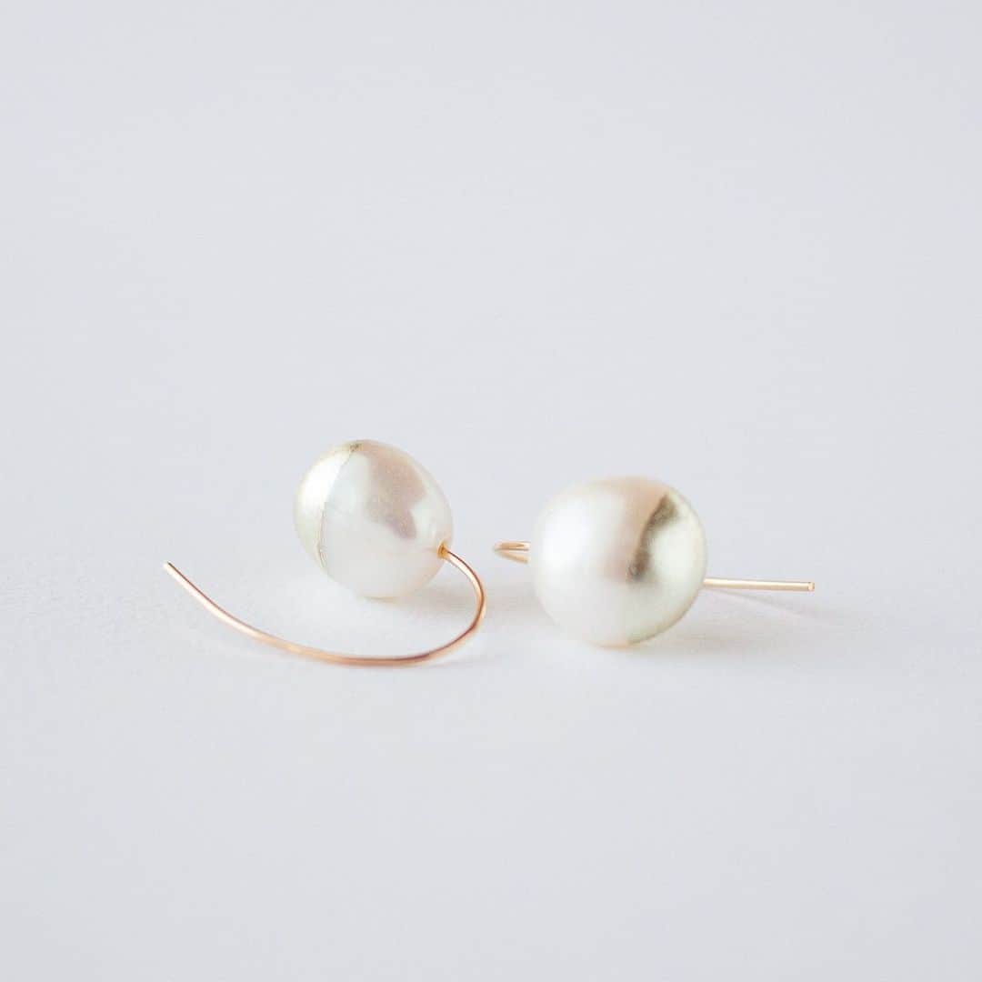 のインスタグラム：「「水鞠」ピアス 淡水パール×金箔 (ホワイトゴールド箔)  #淡水パール #金箔 #14kgf #ホワイトゴールド」