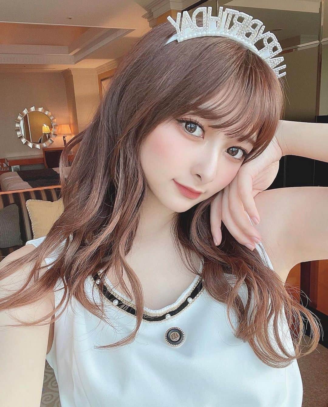 のインスタグラム：「《美人すぎる女子大生☺️💖》⁠ *⠀⠀⠀⠀⠀⠀⁠⠀⁠⠀⁠⠀⁠⠀⁠ 今回ご紹介させて頂きますのは!!👀❤️⁠⠀⁠⠀⁠⠀⁠⠀⁠ 牧内莉亜さん<@ria___0317> の素敵なお写真📸⠀⁠⠀⁠⠀⁠ *⠀⁠ 透き通るほどの透明感で綺麗すぎます😊♥️ ティアラも似合ってて可愛すぎますね💕✨⠀⠀⠀⁠⠀⁠⠀⁠⠀⁠⠀⁠ *⠀⁠⠀⁠⠀⁠⠀⁠⠀⁠ 牧内莉亜さん<@ria___0317> 素敵な投稿をありがとうございました☺️📸✨⠀⁠ 牧内莉亜さんのアカウントには他にも素晴らしい投稿が沢山ありますので是非覗いてみてくださいね💁‍♀️💙⁠ ⁠ ⠀⠀⁠⠀⁠⠀⁠⠀⁠ △▼△▼△▼△▼△▼△▼△▼△▼△▼ ⁠⠀⁠⠀⁠⠀⁠ ❤️🧡💛「ビジョビ (美女美容事情)」💚💙💜⠀⠀⠀⠀⠀⠀⠀⠀⠀⠀⠀⠀⠀⠀⁠⠀⁠⠀⁠⠀⁠⠀⁠⠀⁠ 👇掲載ご希望の方は👇⠀⠀⠀⠀⠀⠀⠀⠀⠀⠀⠀⠀⠀⠀⠀⁠⠀⁠⠀⁠⠀⁠⠀⁠⠀⁠ @b_b_j.jタグ付けと🖤 #ビジョビ ⁠⠀⁠ 🖤タグ付けお願いします⠀⠀⠀⠀⠀⠀⠀⠀⠀⠀⠀⠀⠀⠀⠀⁠⠀⁠⠀⁠⠀⁠⠀⁠⠀⁠ △▼△▼△▼△▼△▼△▼△▼△▼△▼ ⁠⠀⁠ #美女#美人#ティアラ#透明感 #女子大生#誕生日#メイク#美容 #インスタ美人#インスタ美女」