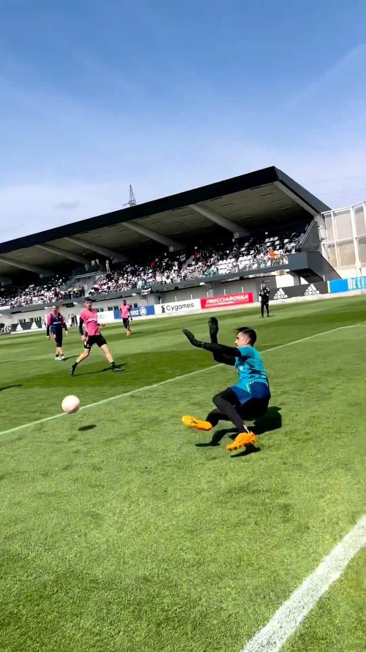 マッティア・ペリンのインスタグラム：「SUPER PERIN 🦸‍♂️⚪️⚫️」