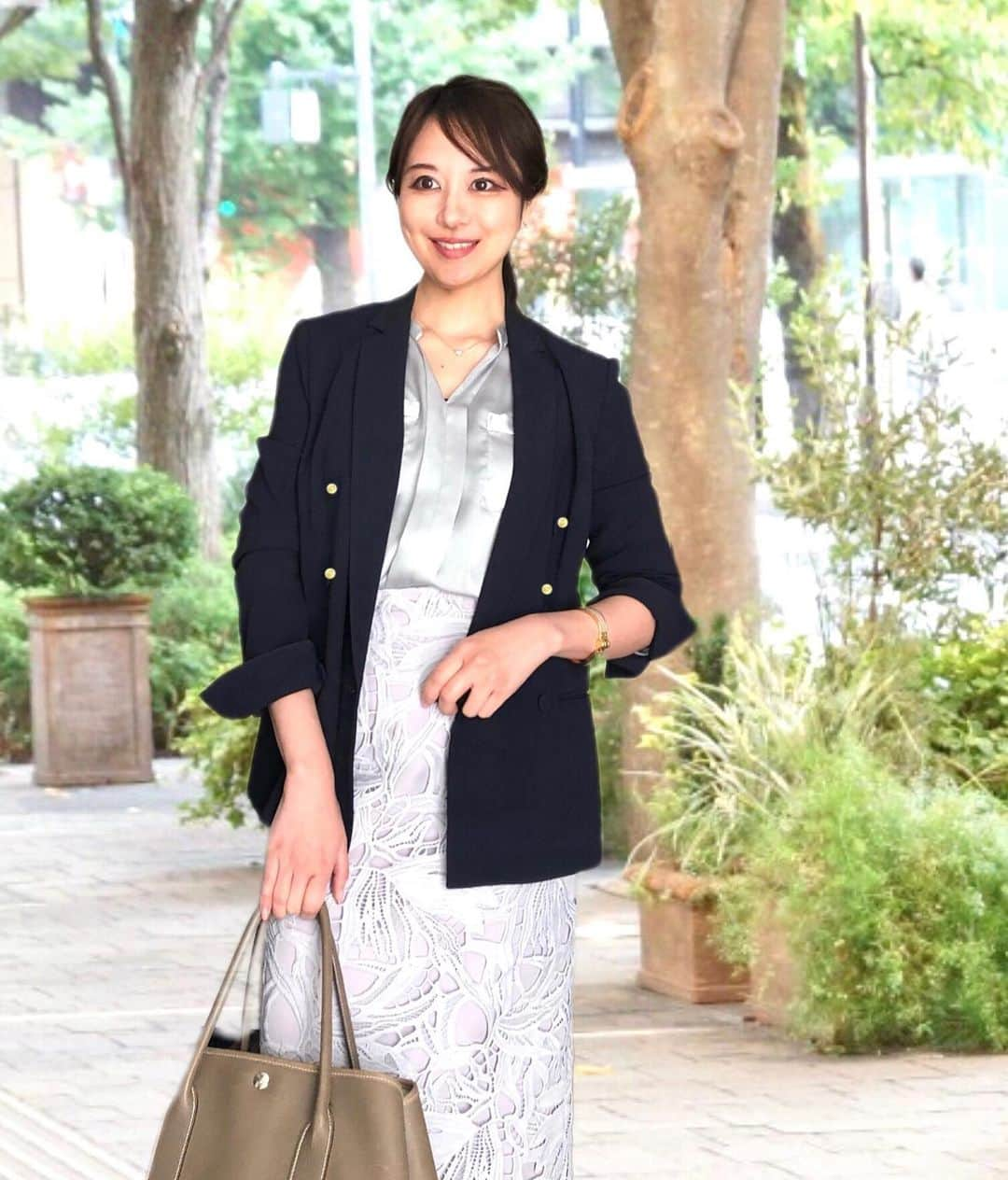 福田友理子のインスタグラム：「* * 4月に入ってから二週間ほど経ちましたね🌸 * この時期は毎年、講師として企業様の新入社員研修・ビジネスマナー研修を担当させていただいているのですが、 * 今年から新しくお世話になる企業様も増え、連日ご一緒させていただいています✨☺️✨ * 先日、研修に向かう途中、偶然知人カメラマンさんと遭遇し（！）、写真を撮ってもらいました📸 ちゃんと講師っぽいかな？👩‍🏫🤓🪄 * 今回の企業さんは二日間に渡って8時間の研修をご一緒したのですが、 用意したカリキュラム資料は150ページ超📝💻 * 言葉遣いや敬語、身だしなみから始まり、お辞儀の仕方や名刺の渡し方、席次の確認方法、メモの取り方、質問の仕方などまで盛り沢山でした🙏 * 受講者の皆さんも慣れないことばかりで大変だったと思うのですが、最後まで真剣に取り組んでくださり感謝🙏 * この後、3ヶ月研修、6ヶ月研修も担当させていただくので、 またキラキラした皆さんとお会いできるのがとても嬉しいです✨ * ありがとうございました☺️🙏 * * * ※新人研修・ビジネスマナー研修をご検討の企業様は、 ぜひコトノワまでお問い合わせください＾＾ http://ktnw.jp✉ * * * #企業研修 #ビジネスマナー研修 #新人研修 #新入社員研修 #話し方研修 #プレゼン研修 #企業研修講師 #講師 #アナウンサー #スピーチトレーナー #話し方講師 #mc #女子アナ #新入社員」