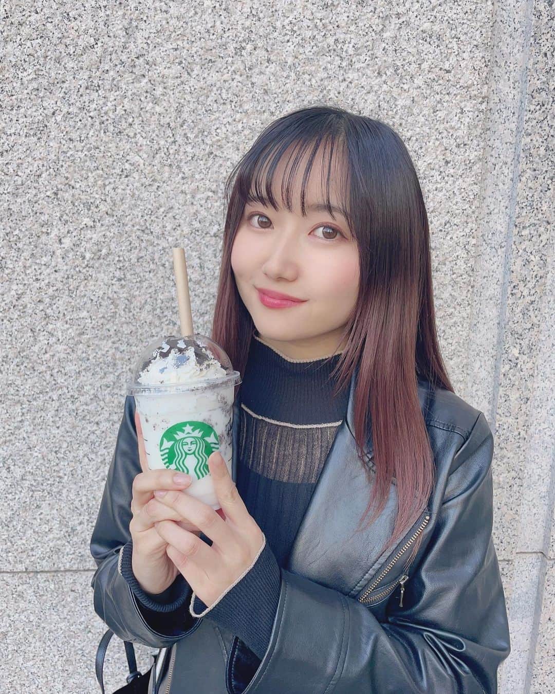 山下夏生のインスタグラム：「普段スタバの写真とか撮らないけど、ついつい限定のスヌーピーフラペ飲めたので…📸♥  #スターバックスコーヒー #スタバ #フラペチーノ #自撮り #役者 #女優 #声優」