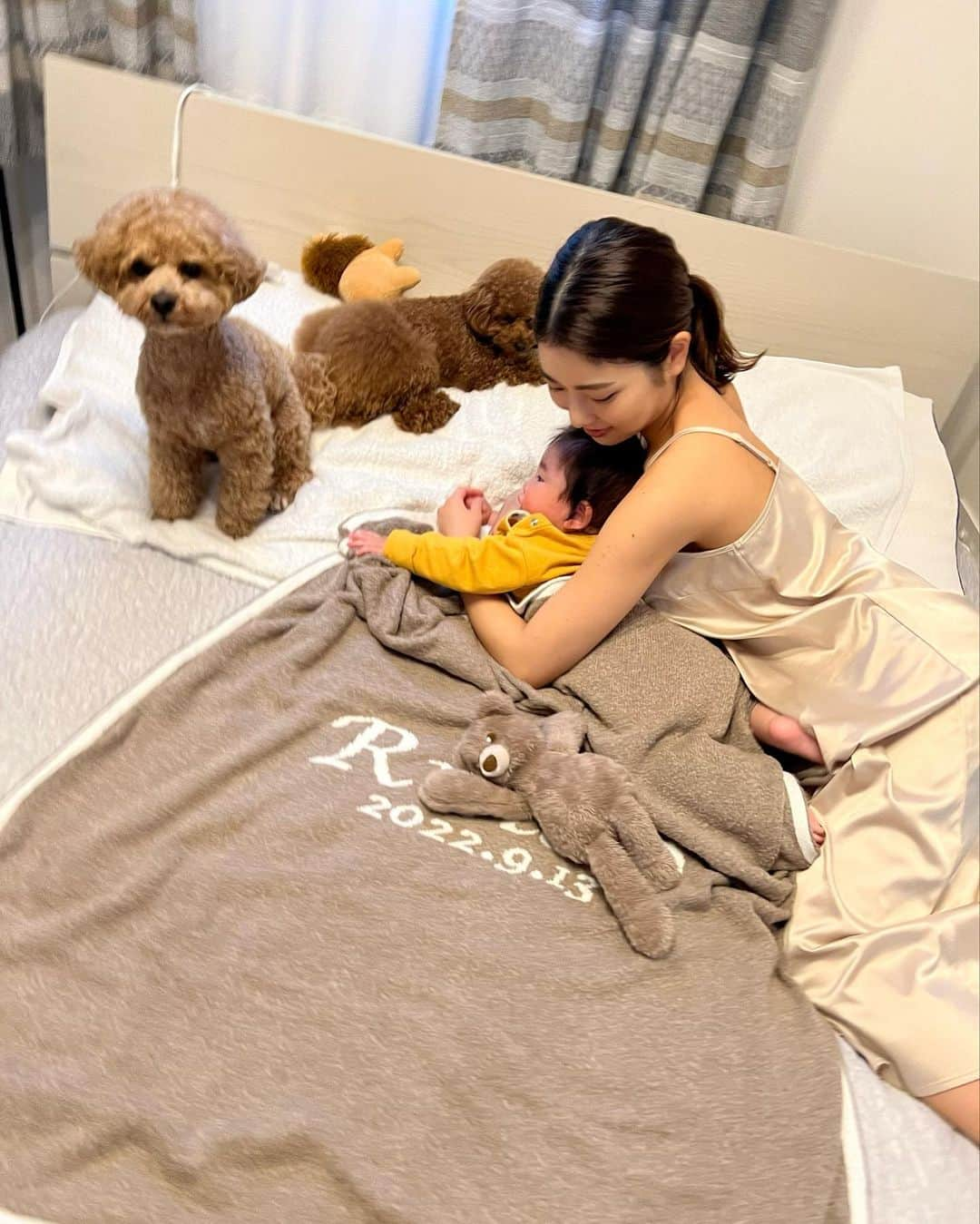 MelonHarunaのインスタグラム：「👶🏻の名前入り"anniversary blanket🤍 色やフォント、素材も選べるし 本当に世界に一つだけのタカラモノ✨ 大きいサイズをチョイスしたから 👶🏻が大きくなってもずっと使ってるんだろうなぁ…🥹 メイドインジャパンでとっても柔らかくて気持ちのいい素材で👶🏻も🐶も気に入ってくれてる。🦙 体重や記念日も入れることが出来ました！  名前当てれる人いたら凄い👏👏  お友達紹介10%offクーポン「NP6JKUFV」購入画面で入力 ※2023年8月31日まで！  #AnniversaryBlanket #AnniversaryBlanket_ism #アニバーサリー#名入れブランケット #お名前入りブランケット #生後7ヶ月ベビー」