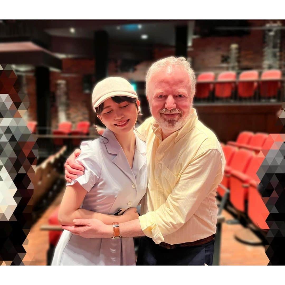 熊谷彩春のインスタグラム：「ミュージカル『GYPSY』 本日2日目、そして子役のブルーチームの初日でした🌹 ありがとうございました！ 　 演出のChristopher Luscombeさん。 とびきり明るく温かく、大きな愛で私たちを導いて下さったクリス。 感謝の気持ちでいっぱいです。 　 またいつかご一緒できますように！ 引き続き頑張ります🩰🎶 　 Thank you so much, Chris!!   #ミュージカルgypsy  #GYPSY2023」