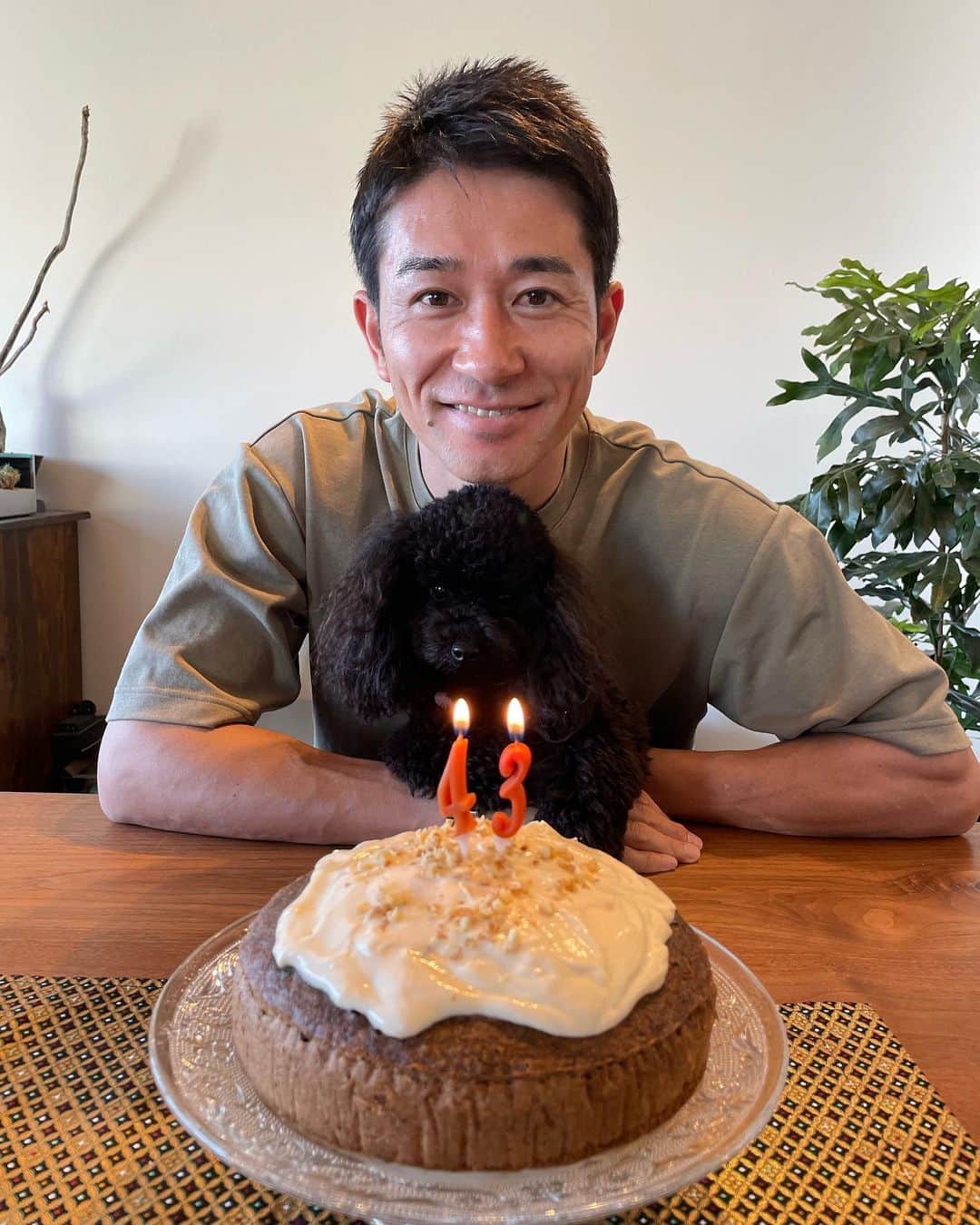 玉田圭司のインスタグラム：「43歳になりました！ 皆さんたくさんのメッセージをありがとうございます🙏 今年はサッカーの指導などで、去年よりもチャレンジする年にしたいと思います💪 今年も玉田圭司をよろしくお願いします。 #今年のお手製ケーキはキャロットケーキでした #なぜキャロットかって #遺伝子検査受けたら人参食べたら痩せやすいと言われました #優しさ #でも俺太ってないよ #でもありがとう #最高に美味しかった #LOVE」