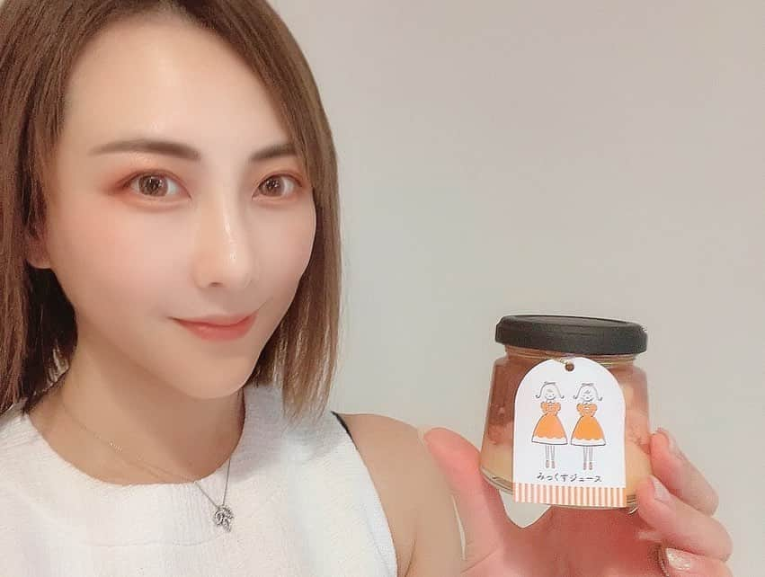 小林未来さんのインスタグラム写真 - (小林未来Instagram)「スイーツの中でも一番好きなプリン🍮 自分へのご褒美に、カラフルで可愛い"私のプリン"1周年記念セット（6個）をお取り寄せしてみました！！ こだわりの素材。他にないフレーバー。お味はもちろん、見た目も可愛いので、お箱を開けた瞬間に思わず笑顔になれちゃいます。 母の日などお祝いのギフトにもぴったり！！  【プレーンプリン】 とろ～りなめらか。マダガスカル産の高級天然バニラビーンズをはじめ、他の材料も全て安心安全の国産素材！  【抹茶プリン】 京都・南山城村木野農園さんの高級抹茶を使用した贅沢な一品。濃厚な抹茶の上品なほろ苦さ、滑らかな口当たりが◎  【ほうじ茶プリン】 京都・南山城村木野農園さんこだわりの茶葉を使用。人の手で丁寧に焙煎した、やわらかい丸みのあるお茶の味わいを感じられます。  【みっくすジュースプリン】 大阪名物みっくすジュースプリンは日本初！ 下から桃果汁、苺、1番上にはキャラクターのイメージカラーに合わせたブルーとピンクの色鮮やかなジュレが♡それぞれの層を一緒にすくっていただくのがおすすめ！  【いちごみるくプリン】 ミルクたっぷりいちごみるくプリンにいちごの果肉がゴロッと入ったジュレをトッピング。いちご感たっぷりで大満足！  【ピスタチオプリン】 ピスタチオペーストをふんだんに練り込んだ濃厚な食感と独特な香りが広がる贅沢なプリン。ピスタチオ好きにはたまらない♡  大阪には販売店舗やカフェもあるので、行ってみたくなりました！！ こんなギフトもらったらすごく嬉しい！！絶品通販スイーツ「私のプリン」ぜひ試してみて下さい。  PR @watashinopurin #私のプリン #通販グルメ #通販スイーツ #通販プリン #映えプリン #映えスイーツ #お取り寄せスイーツランキング」4月11日 17時43分 - mirai.kobayashi