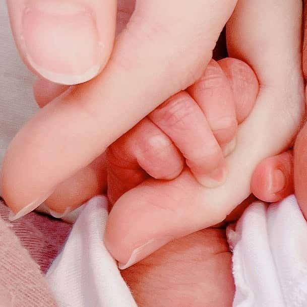 里見咲紀さんのインスタグラム写真 - (里見咲紀Instagram)「_  2023.04.02 (sun) この度、無事に第一子を出産しました。 出血多量の出産とはなりましたが、赤ちゃんはとっても元気に産まれてきてくれました✨✨  #赤ちゃん #出産」4月11日 17時43分 - satomi_saki
