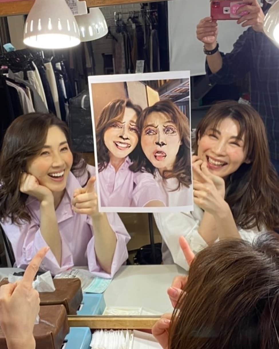 MIHOのインスタグラム：「【美と健康追求型の人】  撮影中 @keiko_ashida ちゃんの携帯画面みたら  死ぬまで元気でいたければ内臓ってw  どんだけ美と健康追求型  さすがデス  ✨　 @graces_beaute ✨  LINEのアプリで撮りながら笑い袋みたいにコロコロ笑う桂子ちゃんをみて愛しさが増すのでありました☺︎  いつも27.Allenがんばれ、がんばれ！と応援してくれる桂子ちゃんや周りの人の愛情に感謝です  桂子ちゃんの携帯をエアドロップにしてもらって、ついでに荒谷さんにもしといたらカラーコピーしてスタジオに魔除けとして貼ってた  @arachan1954   思うにこの人が1番元気です☺︎  ヘアメイクさんはナチュラルビューティーメイクでお馴染みの  @kamino_moto   このかた、5／10ー13日に大阪でワークショップするので、またお知らせします〔真面目にw〕  あー、答え合わせ☺︎  笑うが正しい  にて  これにて爆睡😹  #笑う門には福来る #モデル #お菓子もありがとう #帰り偶然同じ電車乗ってた #私の周りの面白い強者どもよ #シリーズ化しとこ #遊びはやるならとことんやっちゃうよ！」