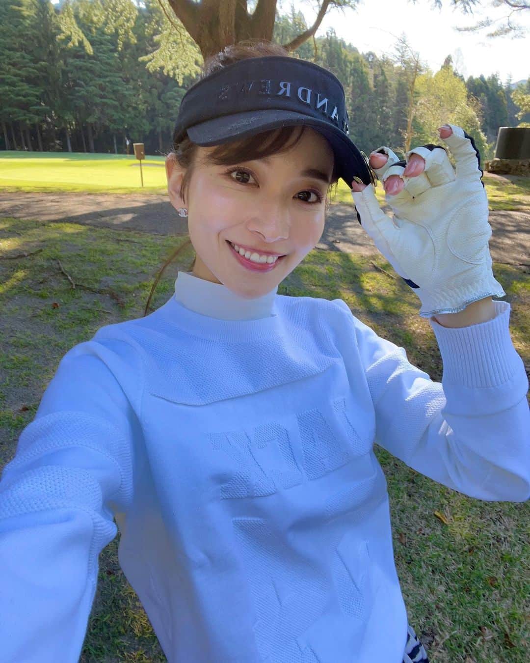 山本里菜さんのインスタグラム写真 - (山本里菜Instagram)「. ゴルフが心地良い季節に なりましたねぇ🌸  旦那さんとお義父さんと 恒例のゴルフ会へ⛳️  久しぶりのゴルフすぎて... スコアは全然良くなかったですが とっても楽しかった😚💨  #ゴルフ #ゴルフ女子  #ゴルフウェア」4月11日 17時54分 - rinayamamoto_0622