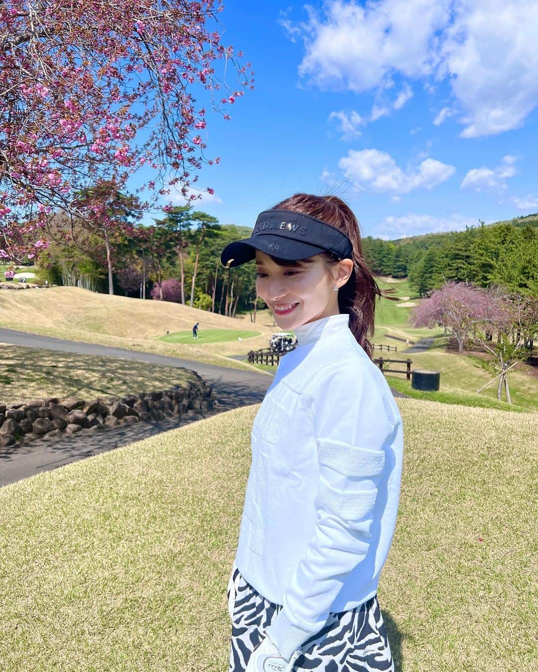 山本里菜さんのインスタグラム写真 - (山本里菜Instagram)「. ゴルフが心地良い季節に なりましたねぇ🌸  旦那さんとお義父さんと 恒例のゴルフ会へ⛳️  久しぶりのゴルフすぎて... スコアは全然良くなかったですが とっても楽しかった😚💨  #ゴルフ #ゴルフ女子  #ゴルフウェア」4月11日 17時54分 - rinayamamoto_0622