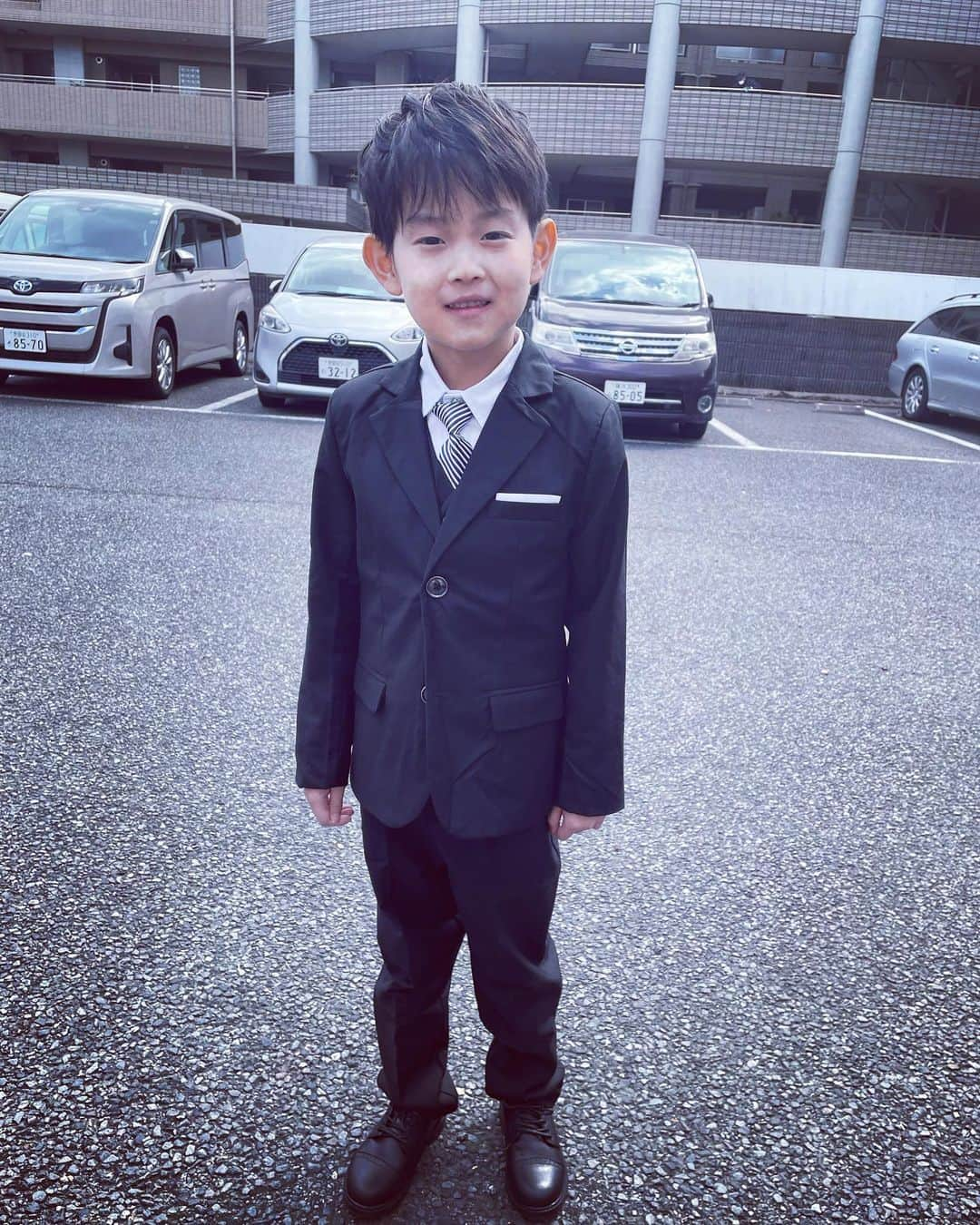 加織さんのインスタグラム写真 - (加織Instagram)「3月に息子が1歳半からお世話になったschoolを卒園しました👦🏻🤍  ヨチヨチ歩いてた息子が… 送り迎えで大泣きしてた息子が…  立派な男になって卒園式にいる姿を見て、涙が止まりませんでした。  ありがとう。息子。 ありがとう。先生方。  ポンコツかーさん、この日を絶対忘れない🤍 あいしてるよ🤍🤍🤍」4月11日 17時53分 - kaori_0723