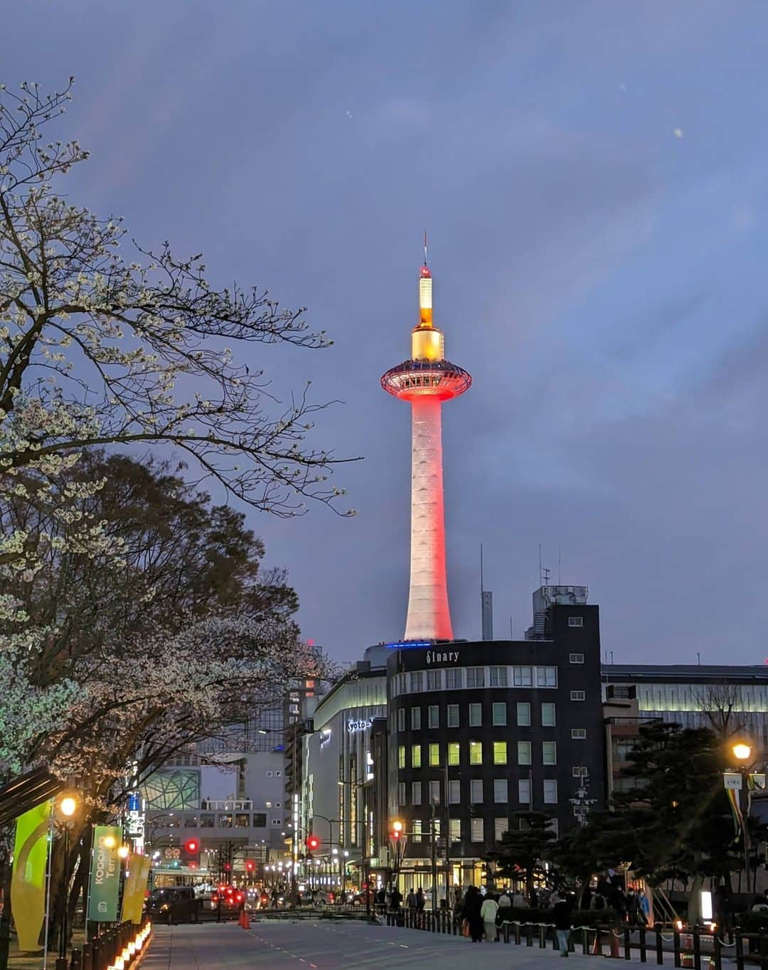 京都タワーのインスタグラム：「※ 先日、東本願寺前で花灯路が並べられていたので、お邪魔してまいりました👀✨ 2023/3/27 撮影  @monzenmirai   #京都 #東本願寺 #花灯路 #おひがしさん門前 #商店街 #市民緑地 #ライトアップ #写真好きな人と繋がりたい #京都タワーのある景色 #桜 #さくら #桜好き #そうだ京都行こう #京都旅行 #京都観光 #京都駅 #京都塔 #京都カメラ部 #kyoto #kyototower #japan #travel #instagood #discoverjapan #beautiful #nightview #pathwayoflights #hanatouro #kyoto」