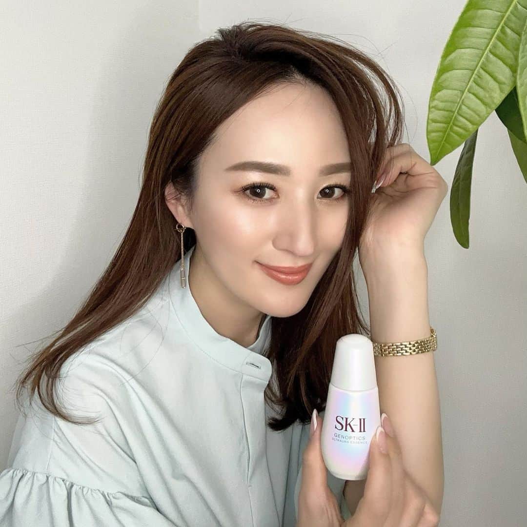 星玲奈のインスタグラム：「睡眠不足が肌の黄色の肌曇り（肌曇りっていわゆるくすみらしい）を起こすと知って衝撃…😨  ただでさえ、年齢による肌曇りもあるのに さらに睡眠不足で加速するとは。。（SK-IIの最新の研究でわかったそうです） 1日の睡眠不足はのちの5日間の肌曇り、 1日寝ないと2日間のバリア機能の低下。 だそうです…😟  こわ。。 今までどれだけ蓄積してしまったのかはもはや考えられないので その睡眠による黄色曇りも含め４つの肌曇り（赤色、茶色、灰色、黄色）に着目して誕生した SK-IIのNo.1美白美容液、ジェノプティクス ウルトオーラ エッセンスを使い始めています❤️（まもなく1本使い終わるころ） 元々大好きで、信頼感も絶大なSK-Ⅱさま。 これまでいろんなアイテムを愛用してきていますが こちらの美白ラインは実は初めて❤️ 日焼けもしやすいし、年齢的なくすみもあったし ましてや睡眠不足による黄色曇りなんて蓄積恐ろしいくらいなのに… 先日撮影で、カメラマンさんに 肌キレイですねーー！と言っていただいた…😳  最近スキンケアを変えたのは これだけなので きっとその効果なのか！？と嬉しくなってしまった🥹❤️  とろみのあるテクスチャーは 肌に乗せると心地よいしっとり感で 通年使えるのも嬉しい✨ そして、フローラル系の優しい香りもすごく好み😍 こちらの美容液は、自分の肌曇りが何色かわからない方にもマルチにアプローチできるので なんか肌色がパッとしないなーという時でも迷わず使える❤️ かなり！！！ 頼もしいアイテムに出会ってしまって 美白への対策はなんかもう万全な気持ちに❤️ とはいっても、 日々の紫外線には気をつけて、 明るいクリアな肌を目指したいと思います☺️  #100カラットオーラ#オーラ肌#美白美容液#SKII#SKII_PR#スキンケア #ピテラ #ジェノプティクスウルトオーラエッセンス」
