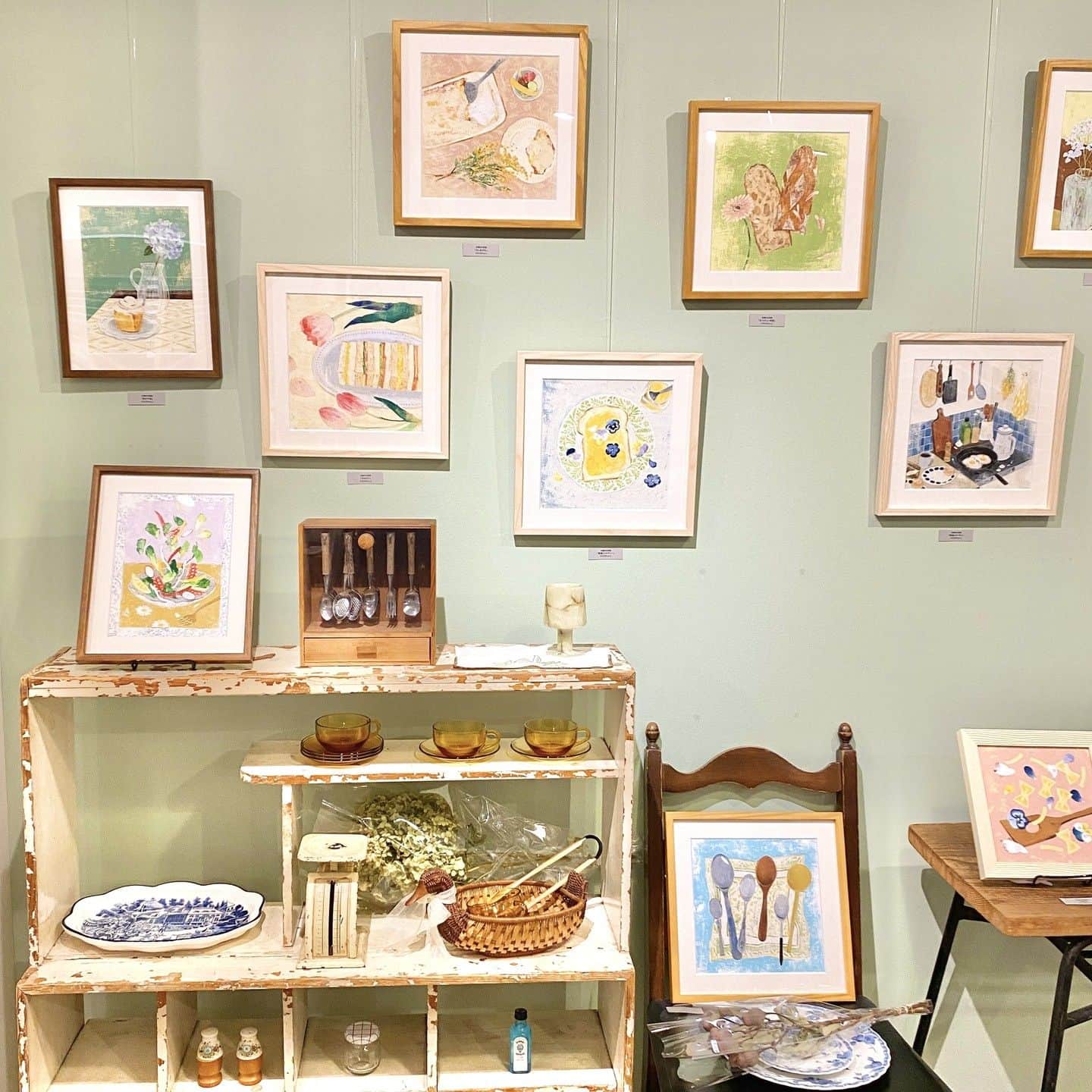 手紙社のインスタグラム：「【4/12-5/7 砂糖ゆき展 「春風とキッチン」at 手紙舎 前橋店】  先月オープンした「イラストとビールとサンドイッチ 手紙舎 前橋店」の、店舗ロゴやサンドイッチの包み紙をデザインしていただいた砂糖ゆきさんによる展示が、いよいよ明日よりスタートします！  現在設営の真っ最中ですが、「春風とキッチン」をテーマに描き下ろされた作品は、その一枚一枚から爽やかな風が漂ってくるよう。春の花に香ばしいバゲットや焼き菓子など、部屋に飾れば幸せな気分になる砂糖さんの“おいしいイラストレーション”。食卓やキッチンをイメージした空間にてじっくりと堪能ください。  ▶︎詳しくは  @tegamisha_maebashi プロフィールのハイライト「展示」より「砂糖ゆき展」へ  【砂糖ゆき「春風とキッチン」 at 手紙舎 前橋店】 期間：2023年4月12日(水)〜5月7日(日)  会場：イラストとビールとサンドイッチ 手紙舎 前橋店 住所：群馬県前橋市千代田町2丁目10-2 comm 1F・B1F  営業時間：1F）ビアスタンド 11:00～20:00（19:30LO） 　　　　 B1F）雑貨店　　 11:00～18:30  定休日：月・火 ＊祝日は営業（翌日振替休）  電話：027-212-8183」
