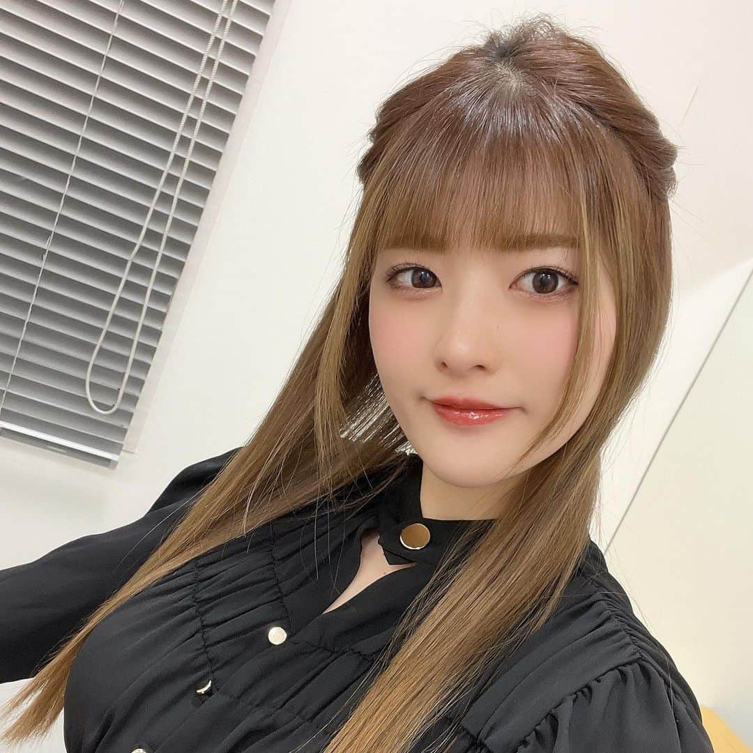 上矢えり奈のインスタグラム：「＊-＊-＊-＊-＊-＊-＊-＊.  7回目のトーニング行ってきました！ 毎月お世話になってる　@ginzabiyou さん☺️  早くも折り返しだ！ 1ヶ月に一回だけ通ってるだけなのに 銀美のトーニングは、1回ごとの効果が高いから すっぴんになったとき、気になってた そばかすも全体的に薄くなってきた気がする…🥹  そろそろ日焼けにも本格的に 気をつけなければ✊  erina. . ＊-＊-＊-＊-＊-＊-＊-＊. . PR #銀座美容外科クリニック　#銀美式トーニング　#レーザートーニング　#美容　#上矢えり奈」