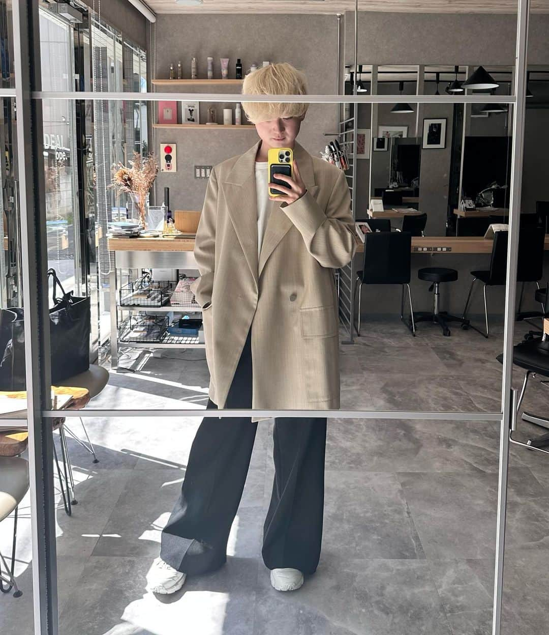 中村雄樹さんのインスタグラム写真 - (中村雄樹Instagram)「. オーバサイズが◎ @jilsander   . .  . . . #コートコーデ #trenchcoats  #トレンチコート男子  #コーデ#セットアップ男子#トレンドカラー#ベージュコーデ #ジャケット#ジャケットコーデ#ジャケット男子#ジャケットスタイル#フレア#フレアパンツ #フレアパンツコーデ#ヒールブーツ#ハンドバッグ #ハンドバック #y2kファッション　#y2kコーデ  #burberrytrench #トレンチコートコーデ  #冬コーデメンズ  #春コーデ2023  #バーバリーバッグ  #burberryshoes  #burberrytrenchcoat  #美容師ファッション  #美容学生 #美容学生と繋がりたい  #バーバリーチェック」4月11日 17時55分 - hanpen_redeal_0815