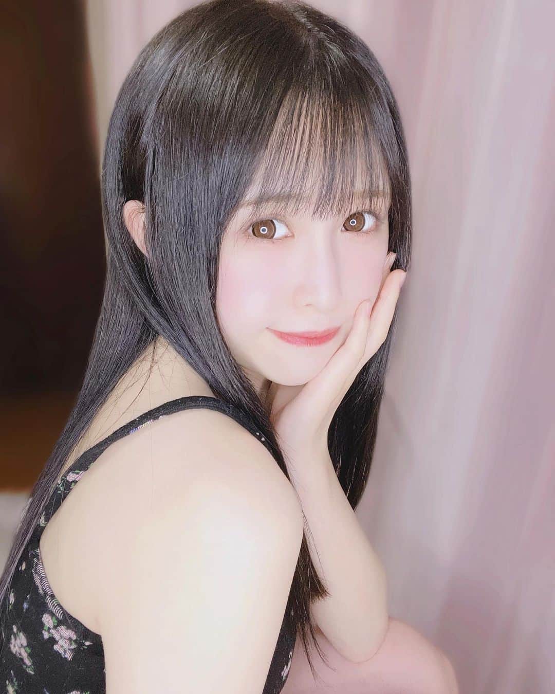 のインスタグラム：「こんばんは🐹💜  先日Spicaさんで髪を綺麗にしていただいたよ🐹🎀最近雨が多くて、髪がまとまらなかったんだけど髪質改善トリートメントしたらうるうる艶々サラサラになりました꒰ᐢ⸝⸝• ·̭ •⸝⸝ᐢ꒱💞嬉しい…🥺💗長年かほハムの髪を担当してくださっているSpicaの新澤さん、ありがとうございます🌸  私ね、お洋服も好きだけど美容もすっごく好きなんだぁ꒰ᐢ⸝⸝• ·̭ •⸝⸝ᐢ꒱💞  美容に目覚めたのは小学生の頃で、1人で好きなアイドルさんの切り抜きを持って美容院に行ったりもしてました🐹  そこから大人になって…10代後半からお肌ケアとかメイクとかボディケアとか大好きで、自分にかける時間が今もずっと大好きです꒰ ᐢ⸝⸝•༝•⸝⸝ᐢ ꒱💞  みんなにずっとかわいいって思ってもらいたいし、最近は綺麗とかお姉さんって言ってもらえるようになって嬉しいです…🐹（綺麗とかお姉さんはさすがに程遠いけど🥲…笑）でもなんかね、いつまでも心も見た目も若々しくピュアでフレッシュさんでいたいって思います🐹💜 そのほうが楽しい…꒰ᐢ⸝⸝• ·̭ •⸝⸝ᐢ꒱！  髪色はしばらくずっと黒髪でいようと思ってます🐹もう、髪の半分以上地毛に伸びたの꒰ᐢ⸝⸝• ·̭ •⸝⸝ᐢ꒱！  髪もね、こだわりがすごくあります🐹🪄それはまたいつか…꒰ᐢ⸝⸝•༝•⸝⸝ᐢ꒱💓  #黒髪 #ロングヘア #セミロング #ストレートヘア #髪質改善 #トリートメント #美容 #かわいい #instagood #instagram #instalike #instapic #japan #japanese #japanesegirl」