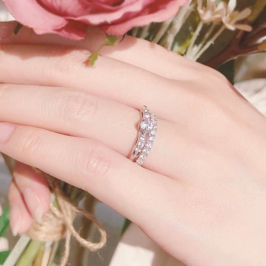 TRECENTI トレセンテのインスタグラム：「正面の華やかさと、お花のサイドビューを楽しめる婚約指輪「リリー」 美しく凛と咲く白いユリは「純潔」「無垢」などの花言葉を持ち、意味合いと、美しく厳かな雰囲気からブーケにもよく選ばれているお花です。  ----------------------------------------------  #トレセンテ #trecenti #婚約指輪 #結婚指輪 #マリッジリング #婚姻届 #ブライダルリング #プレ花嫁 #プレ花嫁さんと繋がりたい #内甲丸 #日本中の花嫁さんと繋がりたい #日本中のプレ花嫁さんと繋がりたい #ブライダル専門店 #結婚式前撮り #ブライダルジュエリー #全国のプレ花嫁さんと繋がりたい #v字リング #トレセンテフローラ #ピンクダイヤモンド #ピンクゴールド #プロポーズ #エンゲージリング探し #サプライズプロポーズ #プロポーズ準備 #重ねづけ #エンゲージリング #エンゲージリングと重ね付け #重ねづけリング #セットリング」