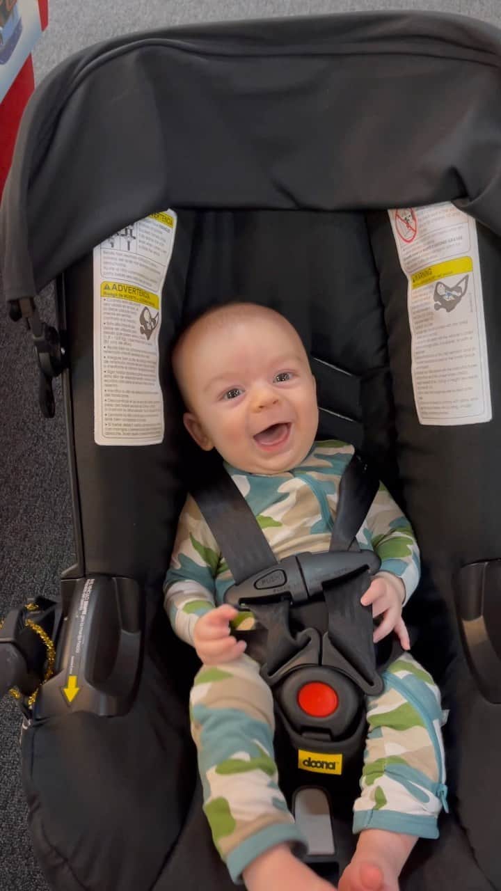 コレット・カーのインスタグラム：「A little bit of joy sent from heaven to brighten up your timelines 🥰😍🤤 why do the smiles make the hard stuff soooo worth it 🥹🥰😁 #3months #babyboy」