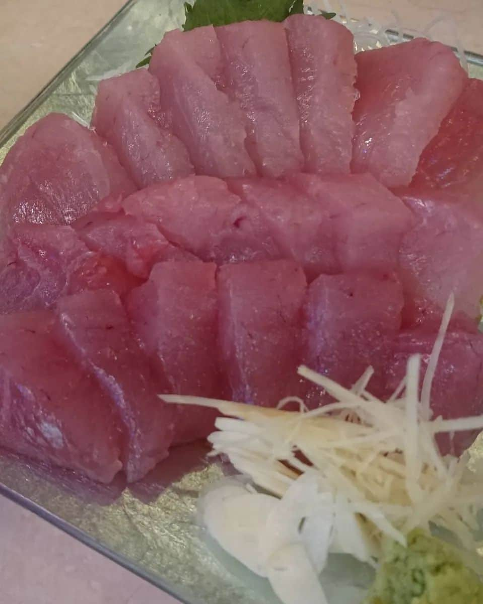 武蔵のインスタグラム：「🐟️  釣ったトンボ(ビンチョウマグロ)を行きつけの居酒屋さんでさばいてもらいました。  もちもちの食感でメチャクチャ美味かった。  あのもちもち食感は釣り人特権ですね。  #武蔵 #釣り #トンボ #ビンチョウマグロ #釣り人特権 #もちもち食感  #もちもち #fishing」