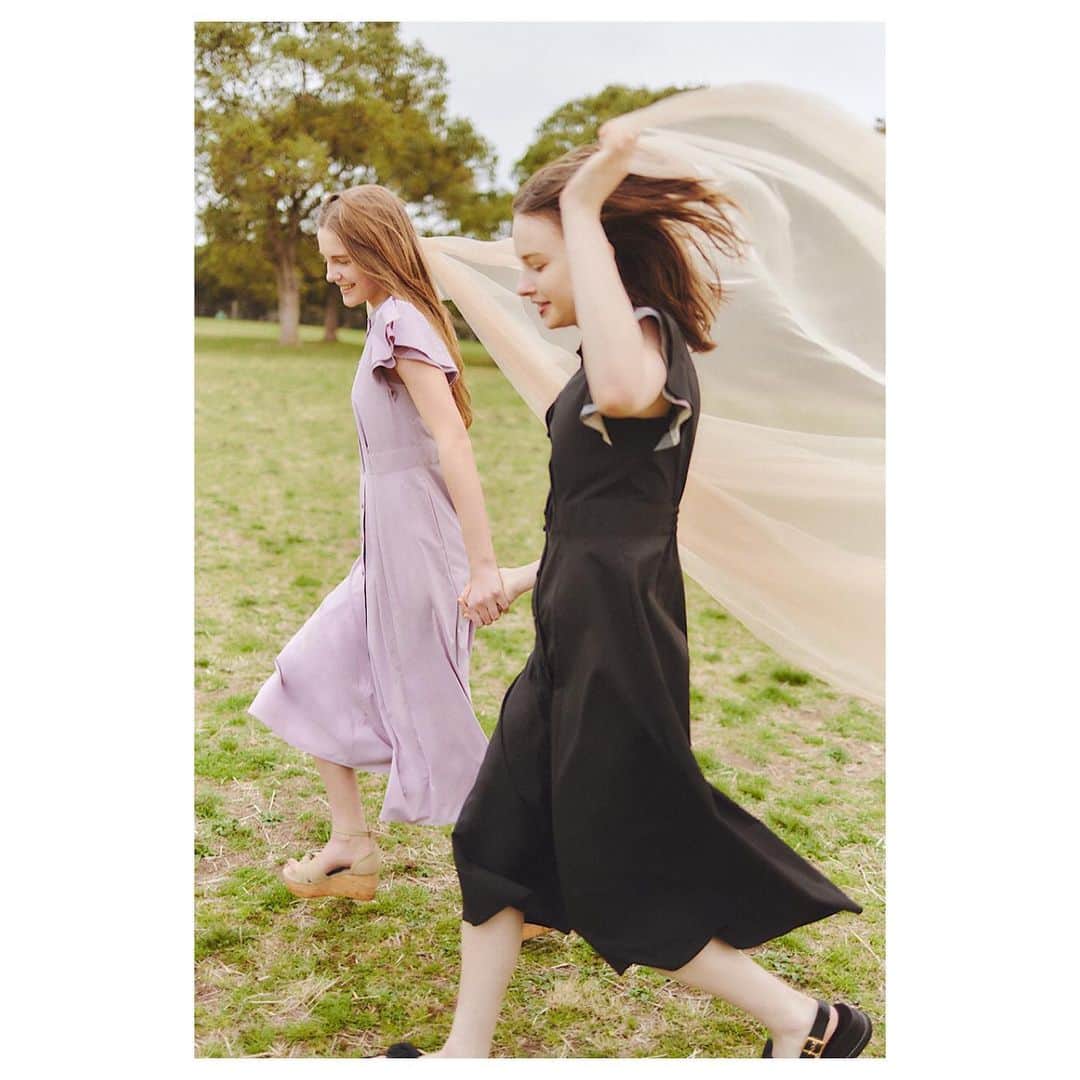 bluelabel/blacklabel cbさんのインスタグラム写真 - (bluelabel/blacklabel cbInstagram)「・ フェミニンな袖が印象的なドレスは、クレストブリッジチェックをさり気なく携えて。ハリのある素材と品の良い丈がノーブルな雰囲気を加速させる。春のドレスアップにぴったりな一枚。  #ブルーレーベル #ブルーレーベルクレストブリッジ #bluelabel #bluelabelcrestbridge #クレストブリッジ #crestbridge #springsummer #japanfashion #ワンピースコーデ  #ワンピース #シャツワンピース  #シャツワンピースコーデ  #フェミニンコーデ  #フェミニンワンピース  #ブラックワンピース #ピンクワンピース」4月11日 9時04分 - blueblackcb